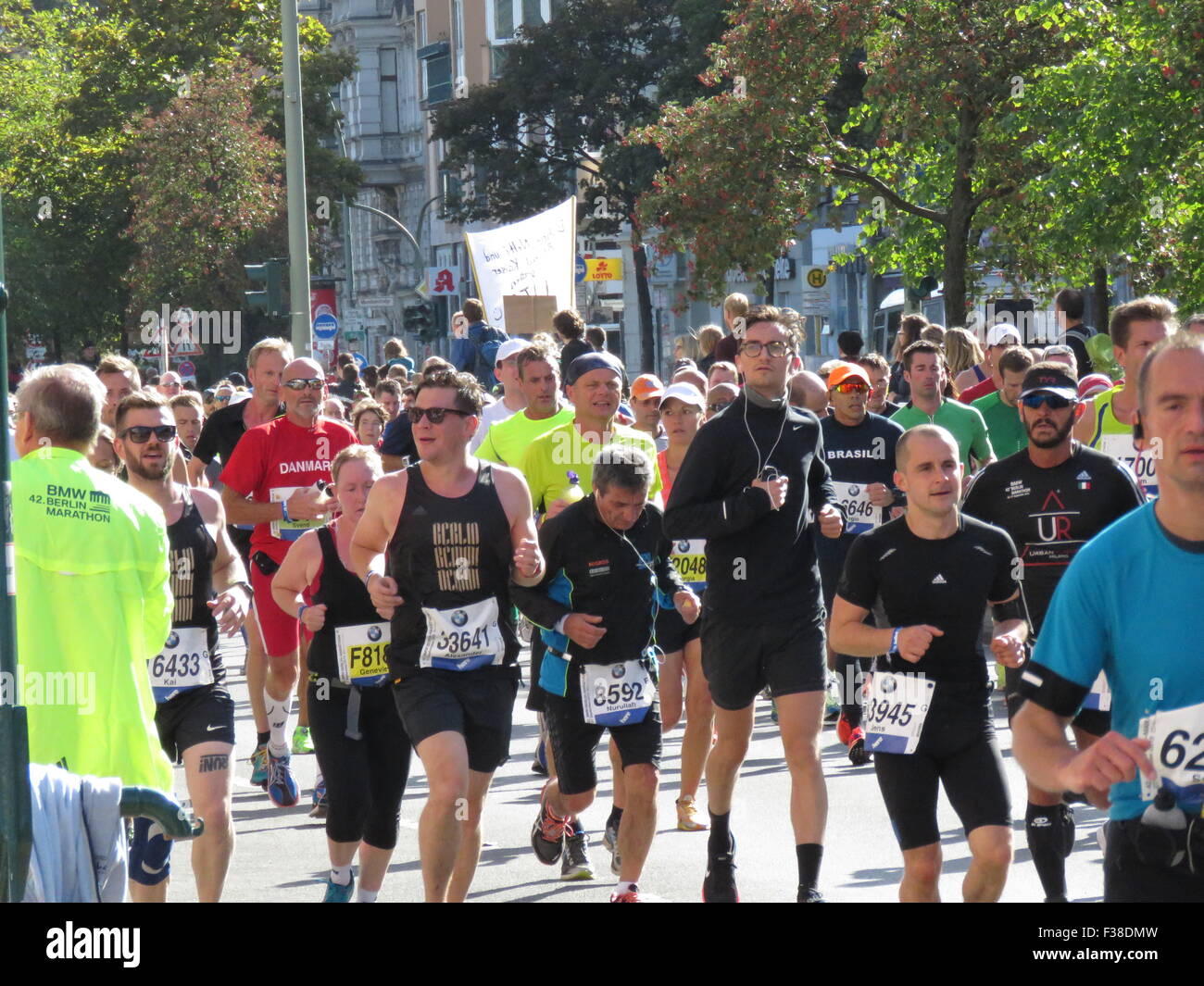 Maratona BMW di Berlino 2015: Corridori internazionali, folle di tifosi, porta di Brandeburgo e vivace atmosfera cittadina durante l'iconico evento sportivo Foto Stock