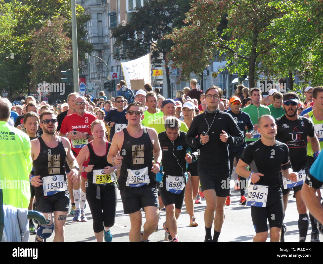 Maratona BMW di Berlino 2015: Corridori internazionali, folle di tifosi, porta di Brandeburgo e vivace atmosfera cittadina durante l'iconico evento sportivo Foto Stock