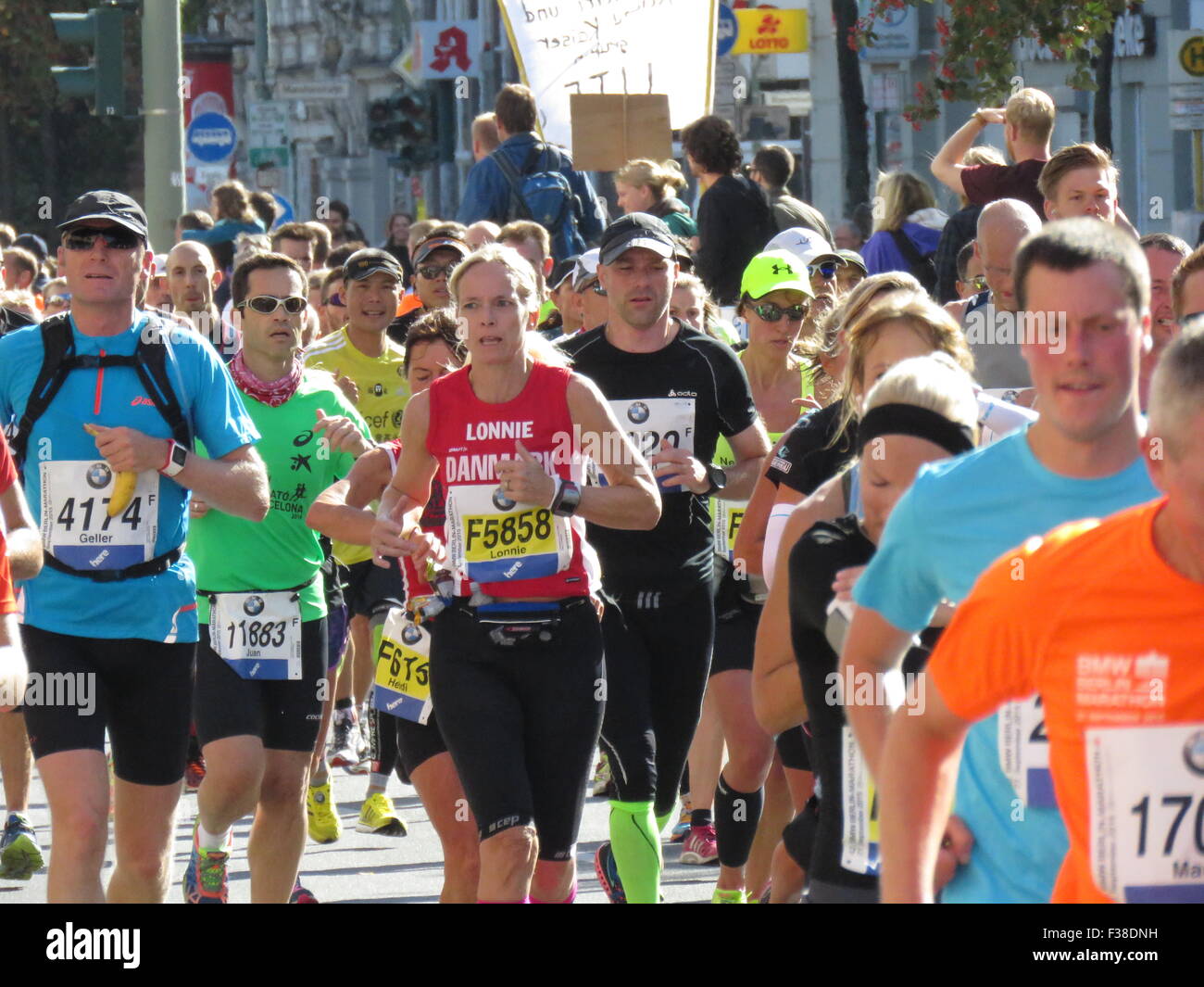 Maratona BMW di Berlino 2015: Corridori internazionali, folle di tifosi, porta di Brandeburgo e vivace atmosfera cittadina durante l'iconico evento sportivo Foto Stock
