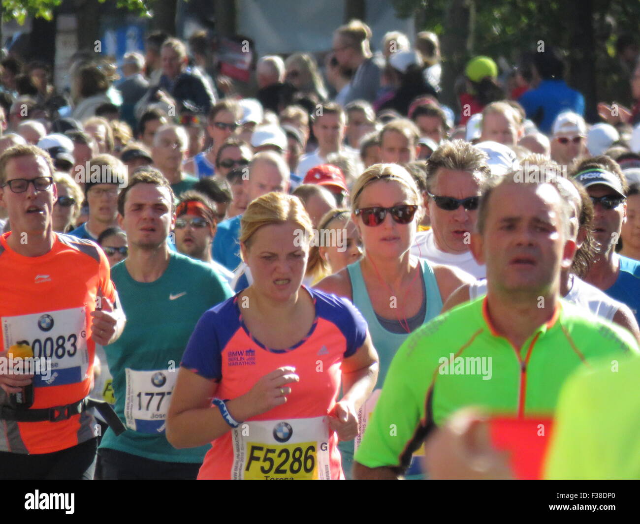 Maratona BMW di Berlino 2015: Corridori internazionali, folle di tifosi, porta di Brandeburgo e vivace atmosfera cittadina durante l'iconico evento sportivo Foto Stock