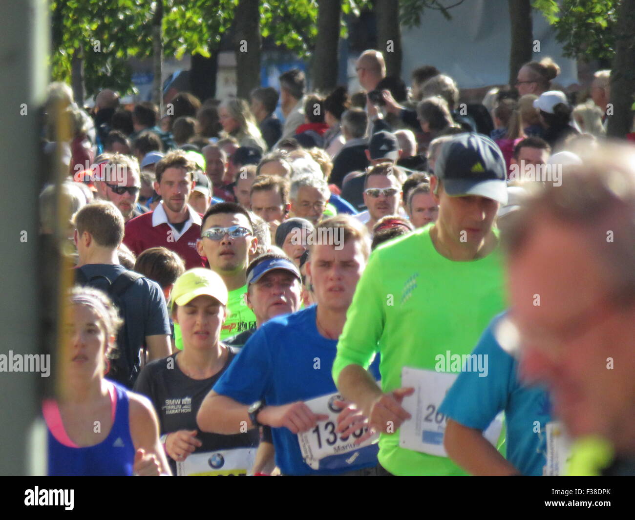 Maratona BMW di Berlino 2015: Corridori internazionali, folle di tifosi, porta di Brandeburgo e vivace atmosfera cittadina durante l'iconico evento sportivo Foto Stock