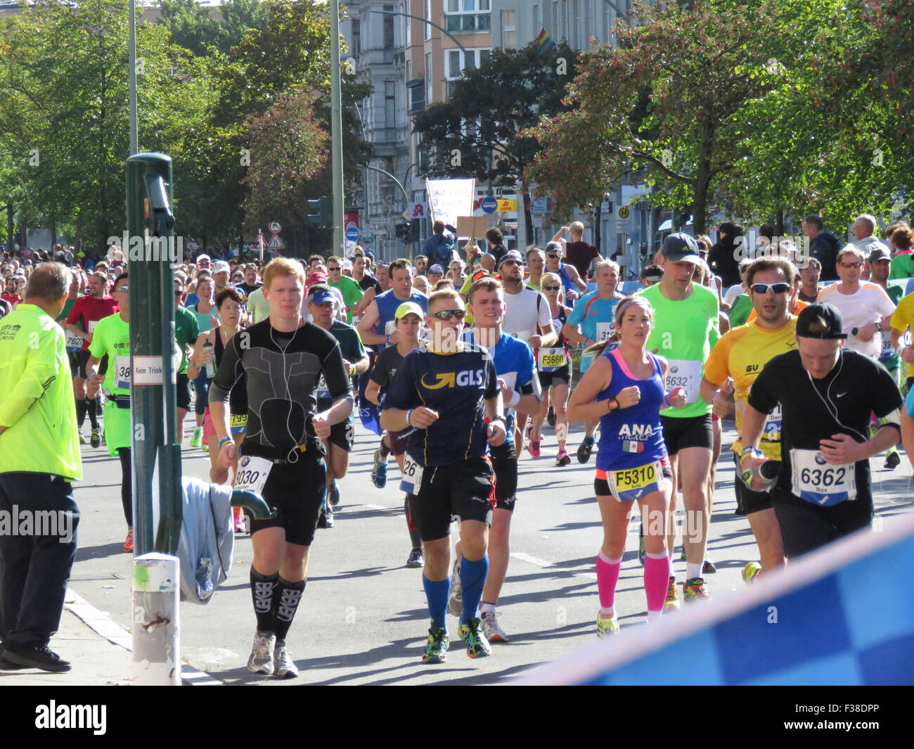Maratona BMW di Berlino 2015: Corridori internazionali, folle di tifosi, porta di Brandeburgo e vivace atmosfera cittadina durante l'iconico evento sportivo Foto Stock