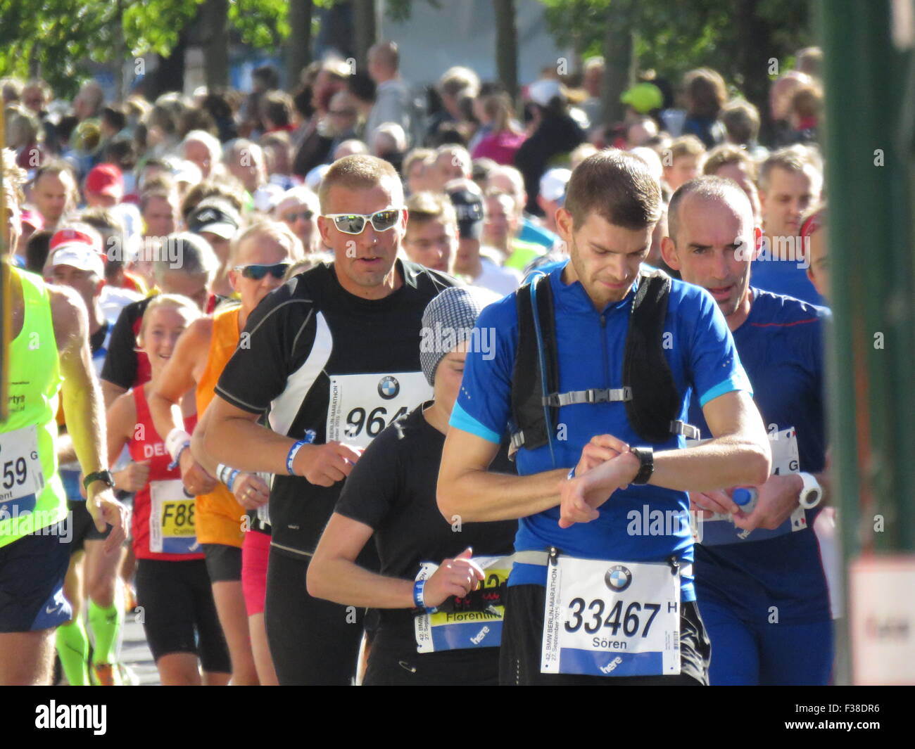 Maratona BMW di Berlino 2015: Corridori internazionali, folle di tifosi, porta di Brandeburgo e vivace atmosfera cittadina durante l'iconico evento sportivo Foto Stock