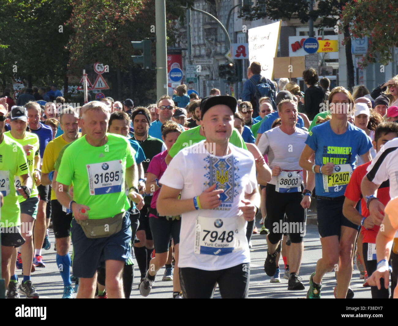 Maratona BMW di Berlino 2015: Corridori internazionali, folle di tifosi, porta di Brandeburgo e vivace atmosfera cittadina durante l'iconico evento sportivo Foto Stock