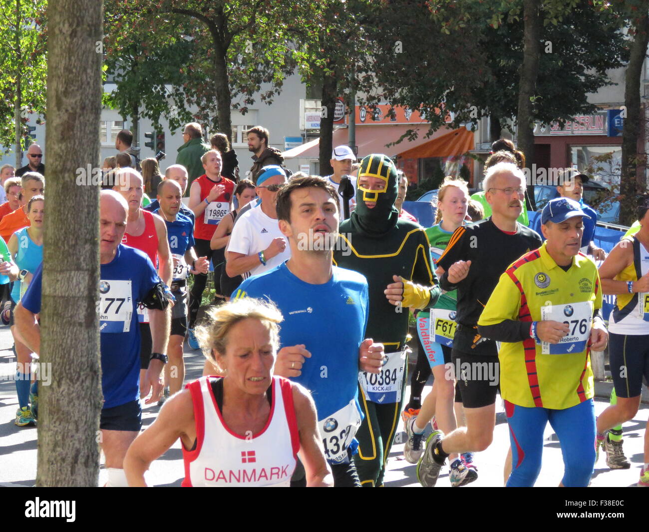 Maratona BMW di Berlino 2015: Corridori internazionali, folle di tifosi, porta di Brandeburgo e vivace atmosfera cittadina durante l'iconico evento sportivo Foto Stock