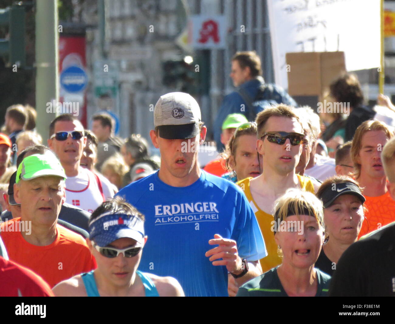 Maratona BMW di Berlino 2015: Corridori internazionali, folle di tifosi, porta di Brandeburgo e vivace atmosfera cittadina durante l'iconico evento sportivo Foto Stock