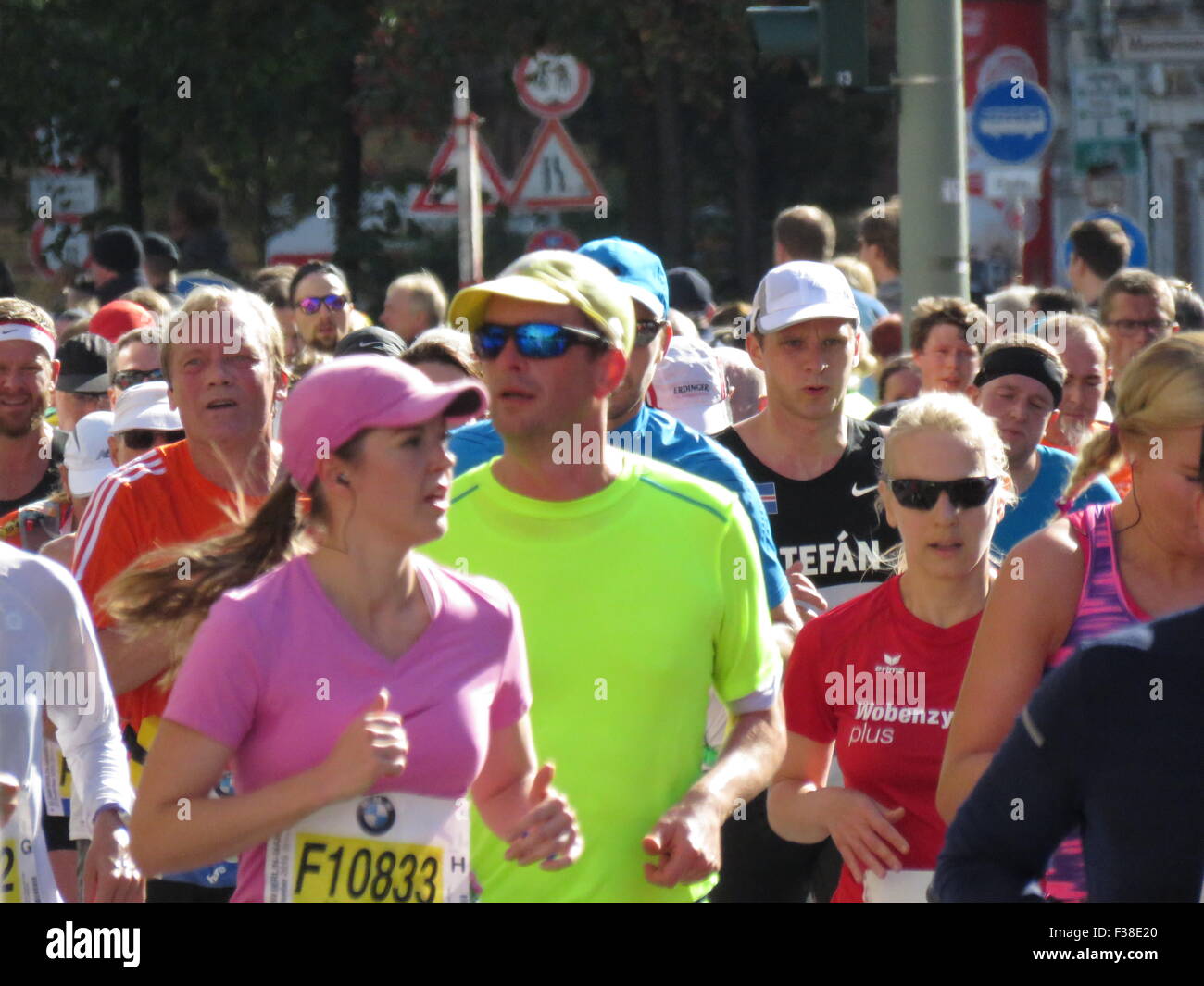 Maratona BMW di Berlino 2015: Corridori internazionali, folle di tifosi, porta di Brandeburgo e vivace atmosfera cittadina durante l'iconico evento sportivo Foto Stock