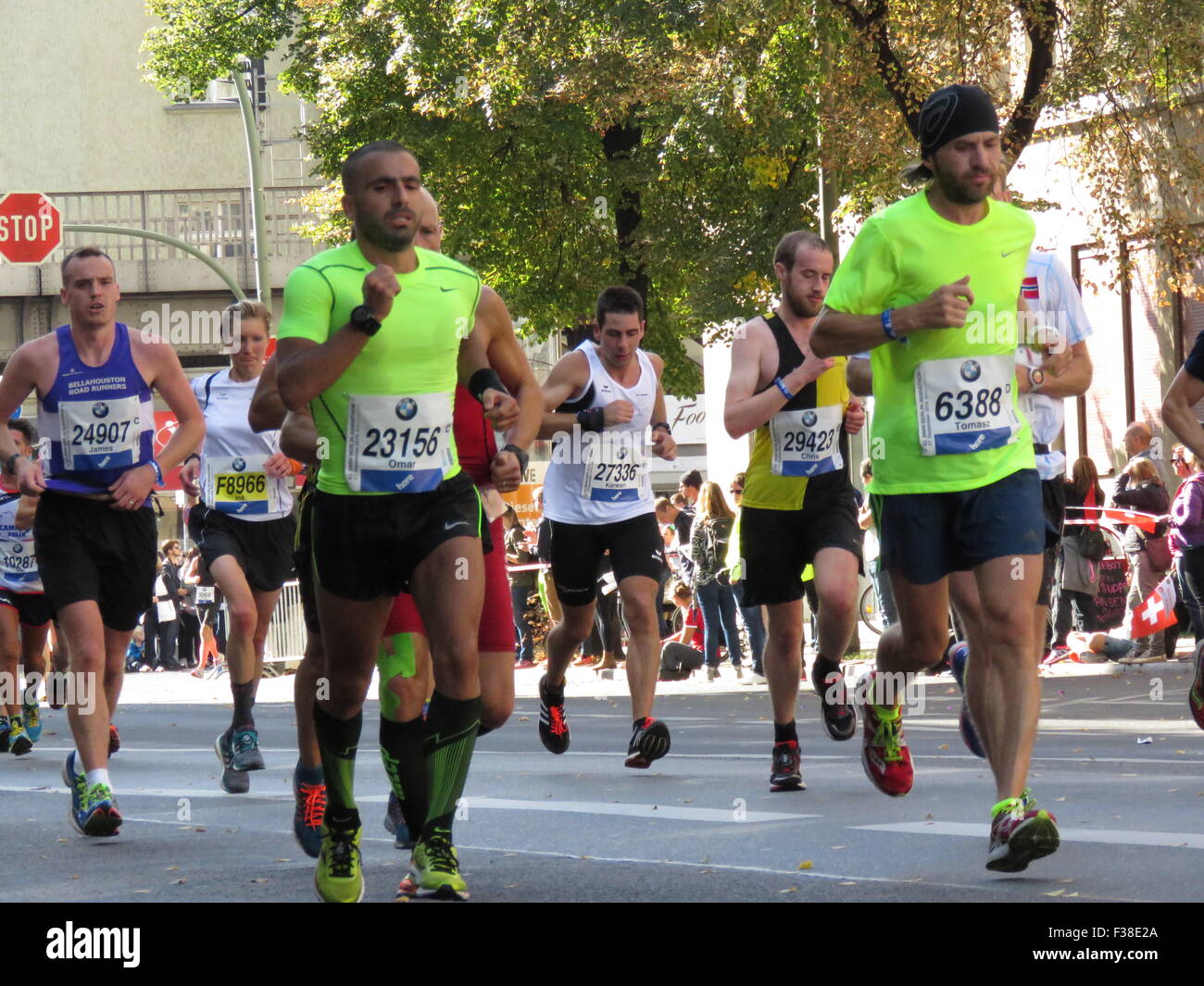 Maratona BMW di Berlino 2015: Corridori internazionali, folle di tifosi, porta di Brandeburgo e vivace atmosfera cittadina durante l'iconico evento sportivo Foto Stock