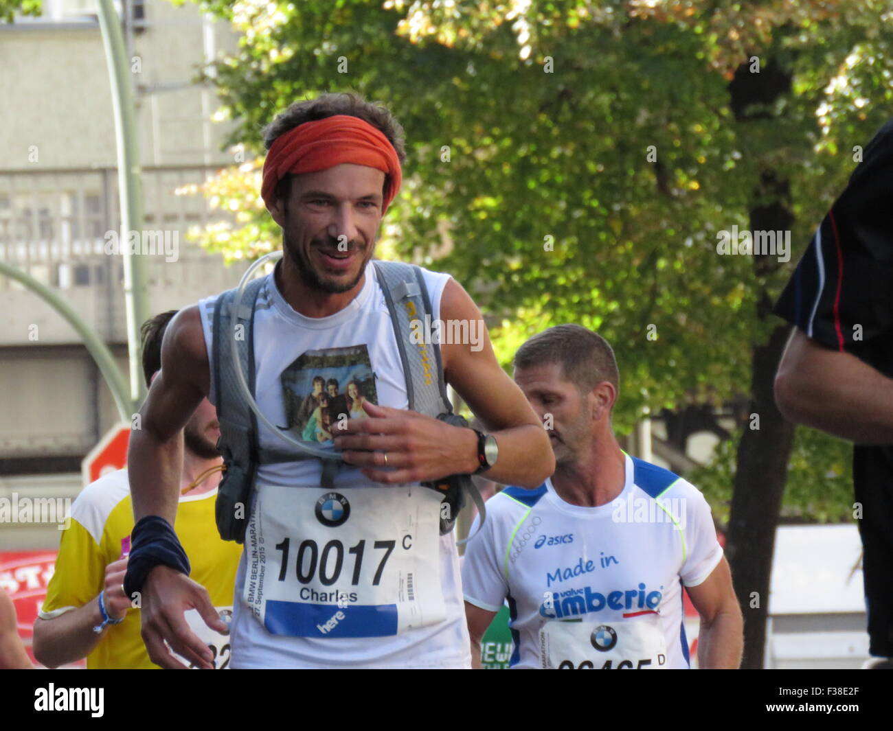 Maratona BMW di Berlino 2015: Corridori internazionali, folle di tifosi, porta di Brandeburgo e vivace atmosfera cittadina durante l'iconico evento sportivo Foto Stock