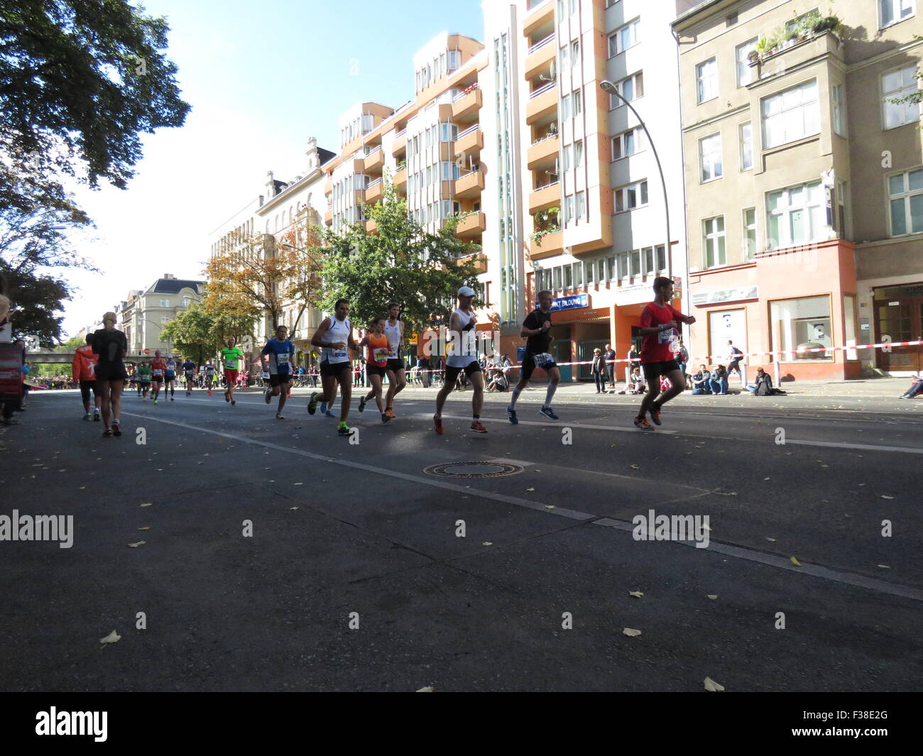 Maratona BMW di Berlino 2015: Corridori internazionali, folle di tifosi, porta di Brandeburgo e vivace atmosfera cittadina durante l'iconico evento sportivo Foto Stock