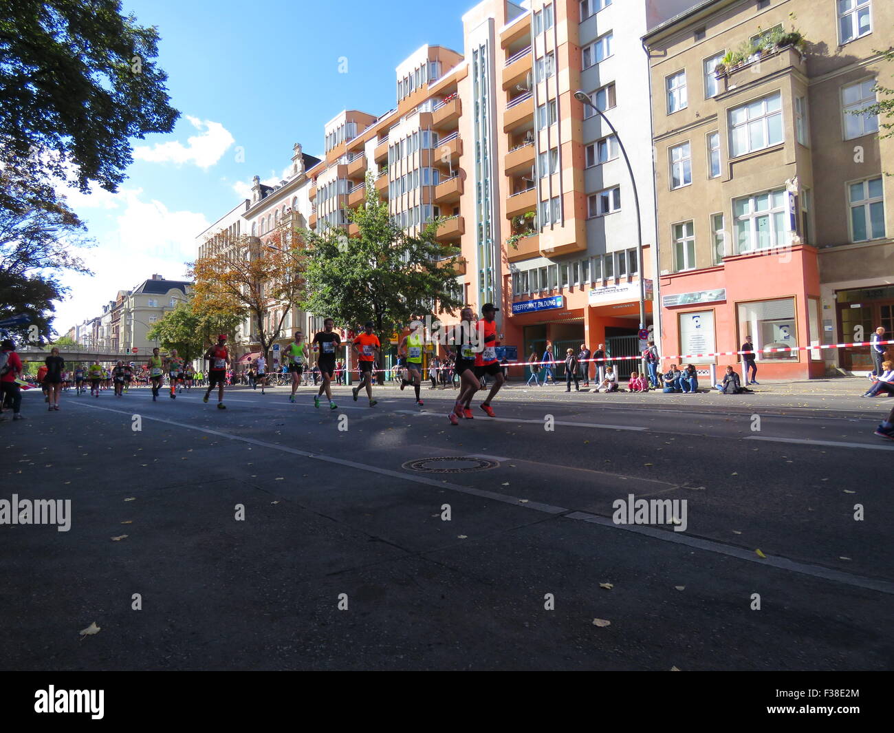 Maratona BMW di Berlino 2015: Corridori internazionali, folle di tifosi, porta di Brandeburgo e vivace atmosfera cittadina durante l'iconico evento sportivo Foto Stock