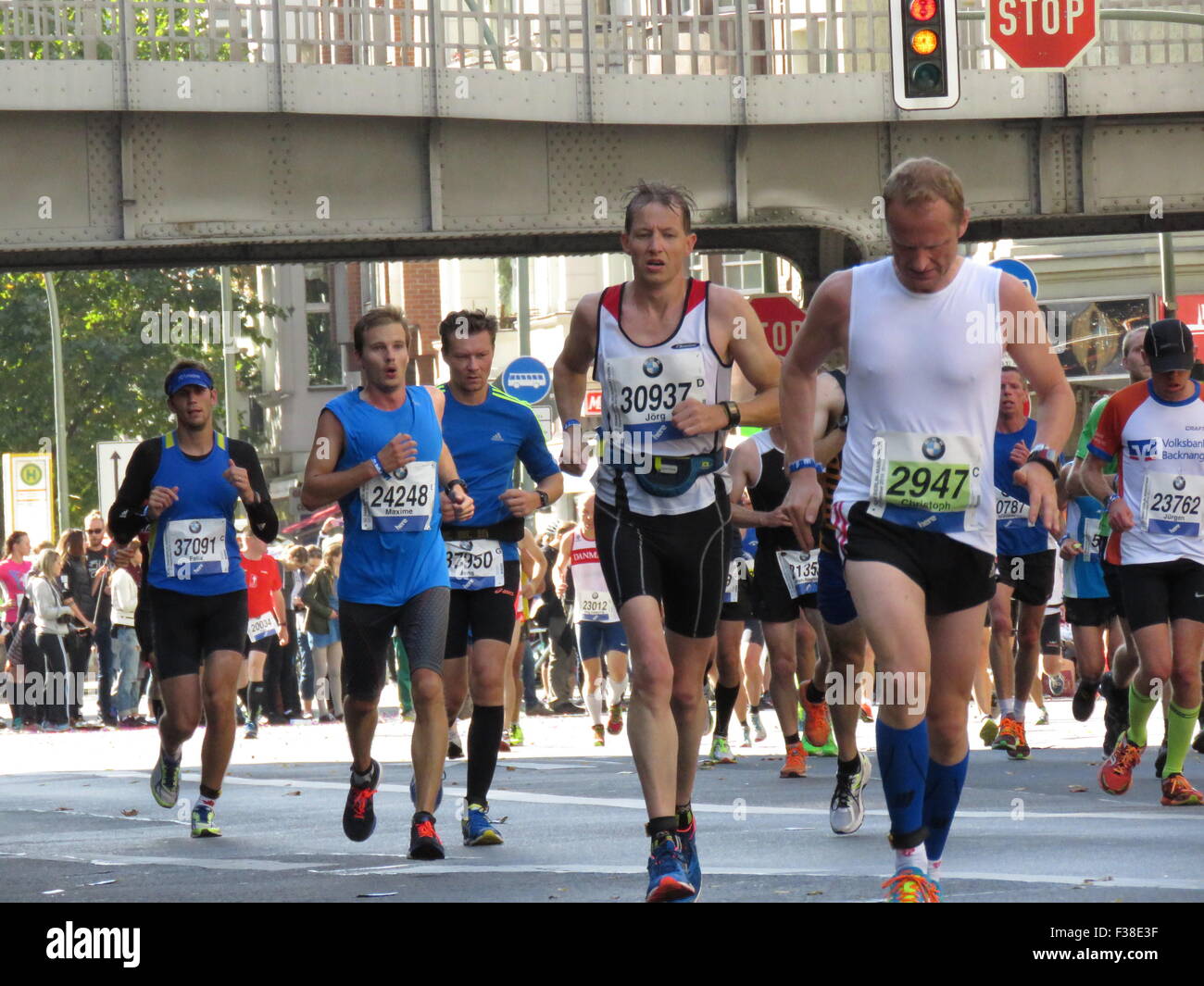Maratona BMW di Berlino 2015: Corridori internazionali, folle di tifosi, porta di Brandeburgo e vivace atmosfera cittadina durante l'iconico evento sportivo Foto Stock