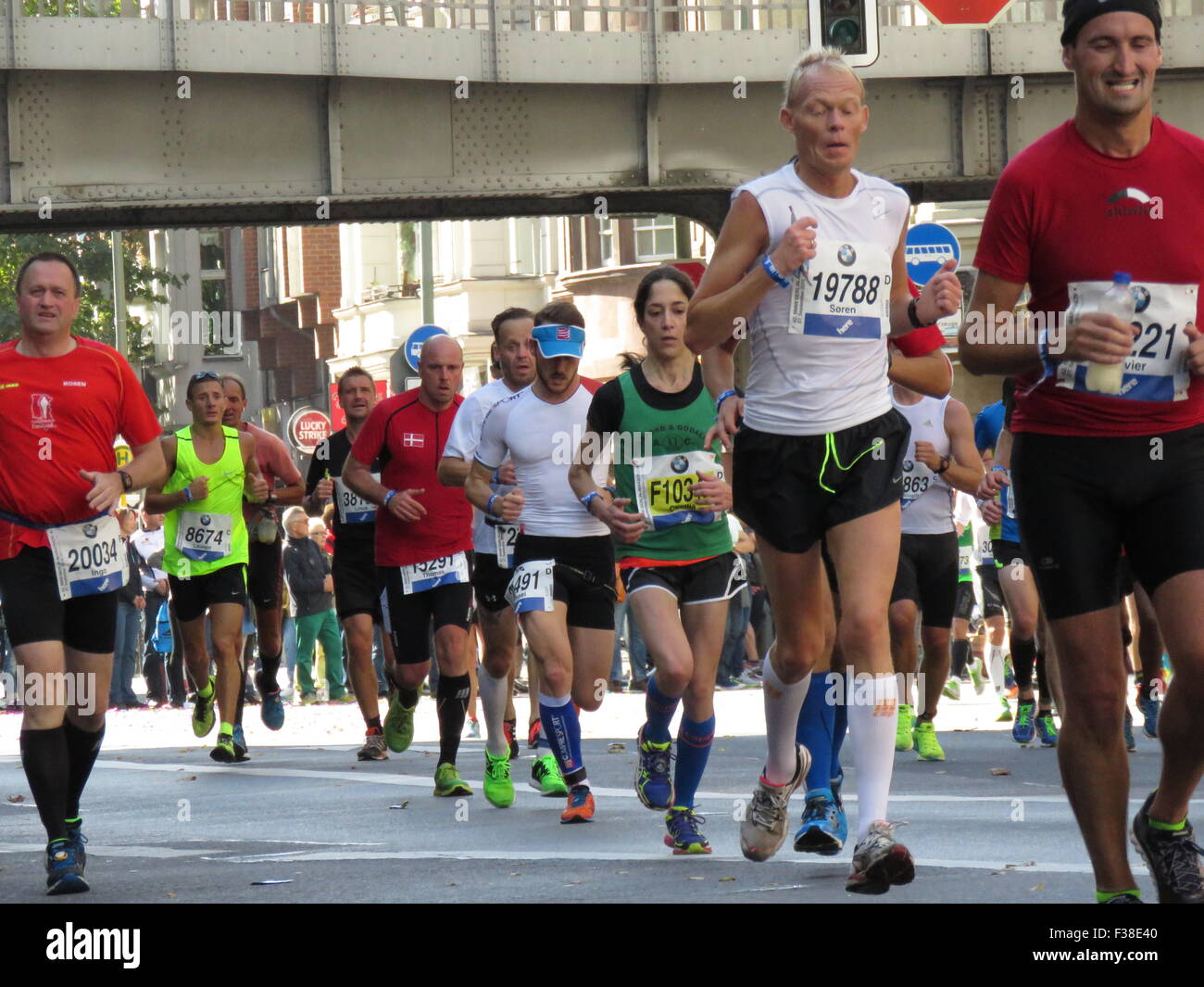 Maratona BMW di Berlino 2015: Corridori internazionali, folle di tifosi, porta di Brandeburgo e vivace atmosfera cittadina durante l'iconico evento sportivo Foto Stock