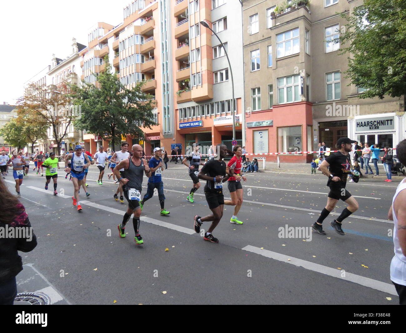 Maratona BMW di Berlino 2015: Corridori internazionali, folle di tifosi, porta di Brandeburgo e vivace atmosfera cittadina durante l'iconico evento sportivo Foto Stock