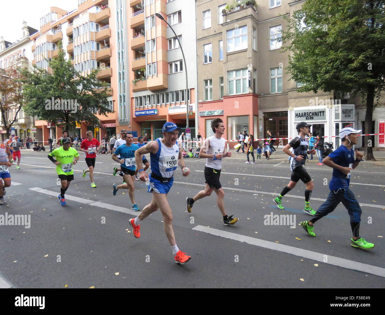 Maratona BMW di Berlino 2015: Corridori internazionali, folle di tifosi, porta di Brandeburgo e vivace atmosfera cittadina durante l'iconico evento sportivo Foto Stock