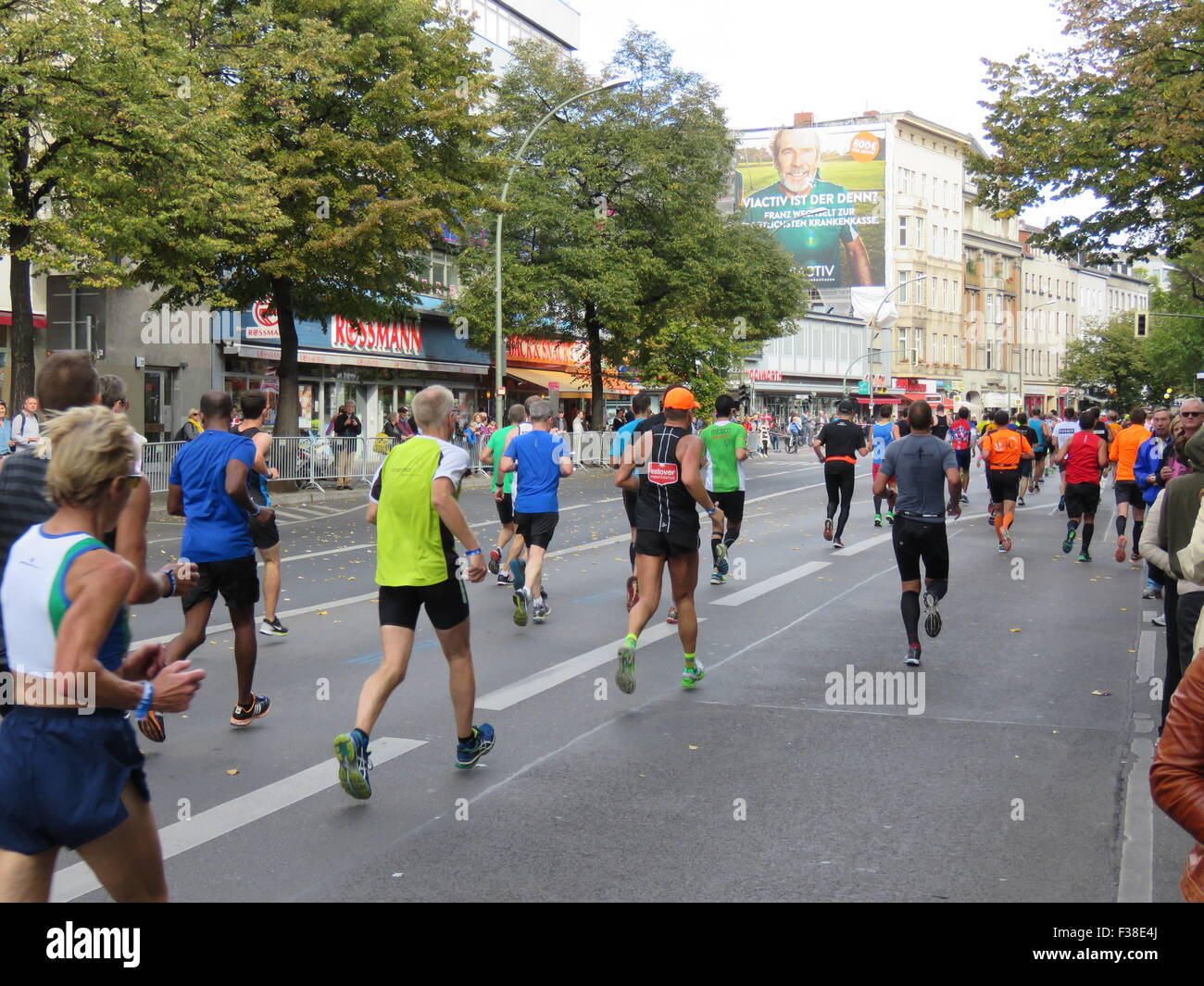 Maratona BMW di Berlino 2015: Corridori internazionali, folle di tifosi, porta di Brandeburgo e vivace atmosfera cittadina durante l'iconico evento sportivo Foto Stock