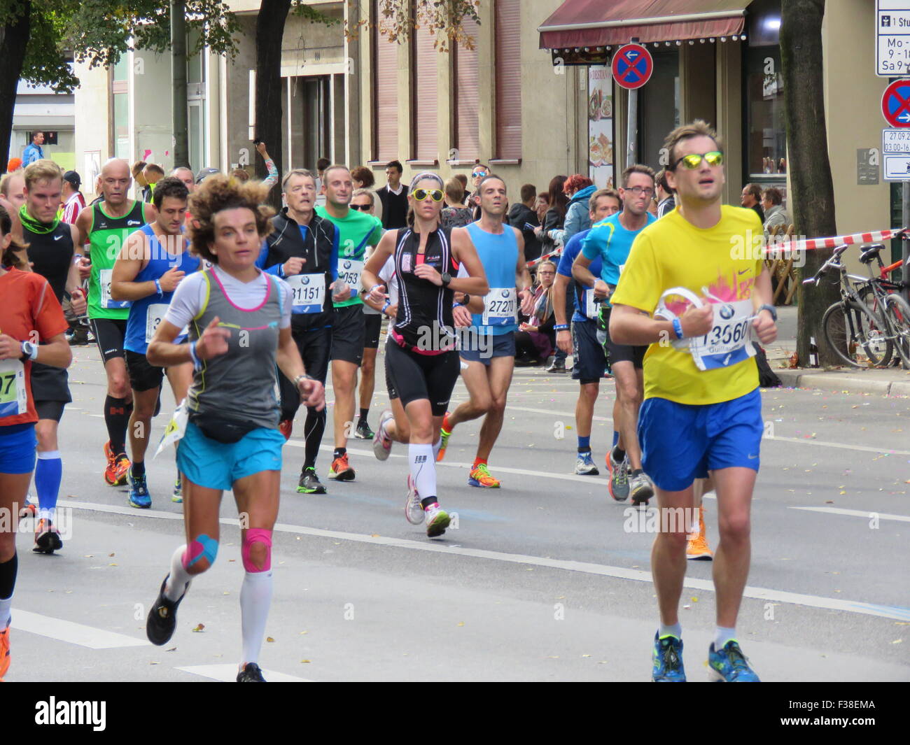 Maratona BMW di Berlino 2015: Corridori internazionali, folle di tifosi, porta di Brandeburgo e vivace atmosfera cittadina durante l'iconico evento sportivo Foto Stock