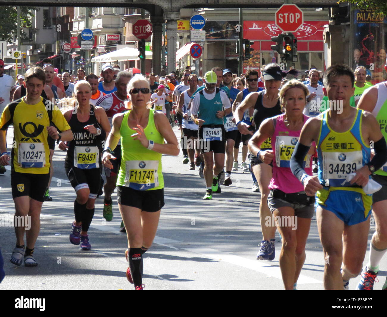 Maratona BMW di Berlino 2015: Corridori internazionali, folle di tifosi, porta di Brandeburgo e vivace atmosfera cittadina durante l'iconico evento sportivo Foto Stock