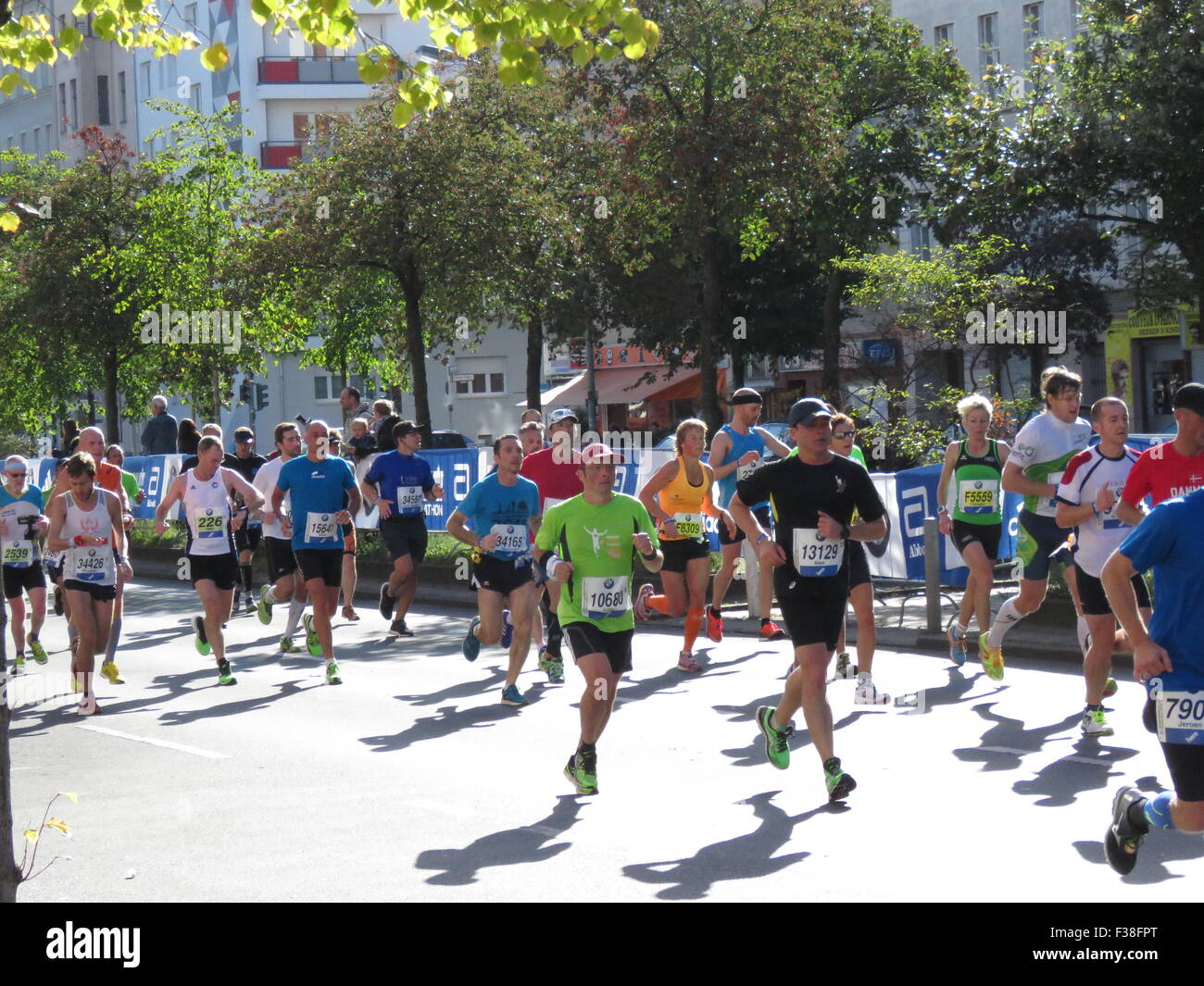 Maratona BMW di Berlino 2015: Corridori internazionali, folle di tifosi, porta di Brandeburgo e vivace atmosfera cittadina durante l'iconico evento sportivo Foto Stock