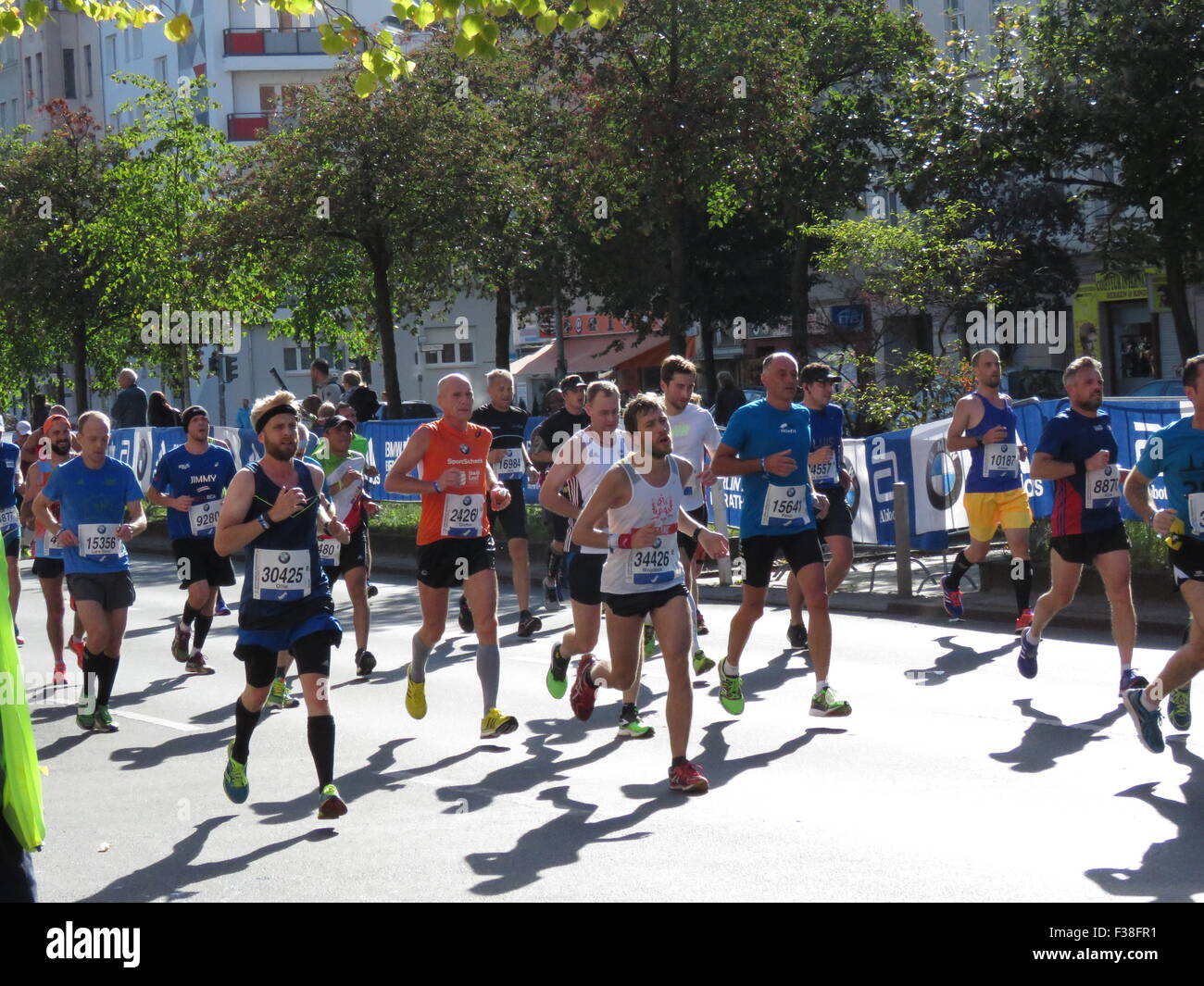 Maratona BMW di Berlino 2015: Corridori internazionali, folle di tifosi, porta di Brandeburgo e vivace atmosfera cittadina durante l'iconico evento sportivo Foto Stock