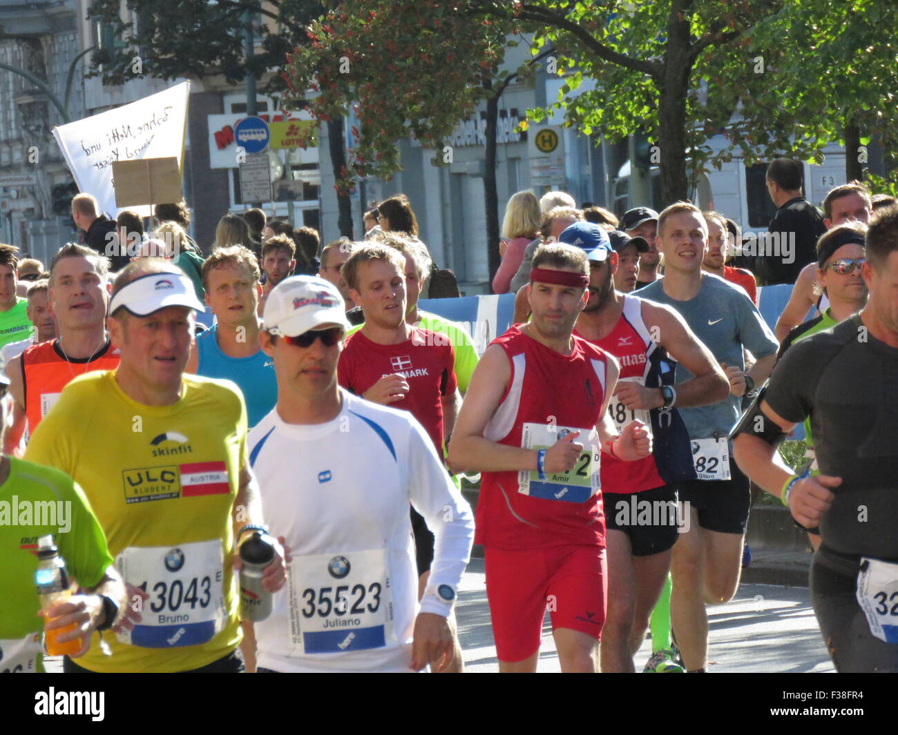 Maratona BMW di Berlino 2015: Corridori internazionali, folle di tifosi, porta di Brandeburgo e vivace atmosfera cittadina durante l'iconico evento sportivo Foto Stock