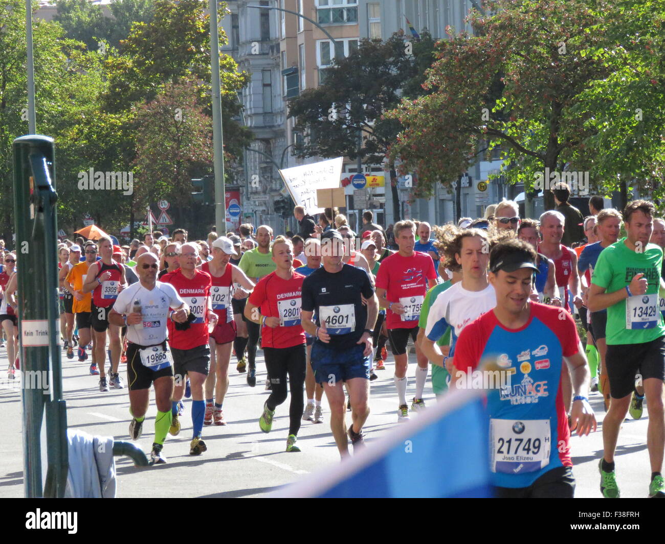 Maratona BMW di Berlino 2015: Corridori internazionali, folle di tifosi, porta di Brandeburgo e vivace atmosfera cittadina durante l'iconico evento sportivo Foto Stock