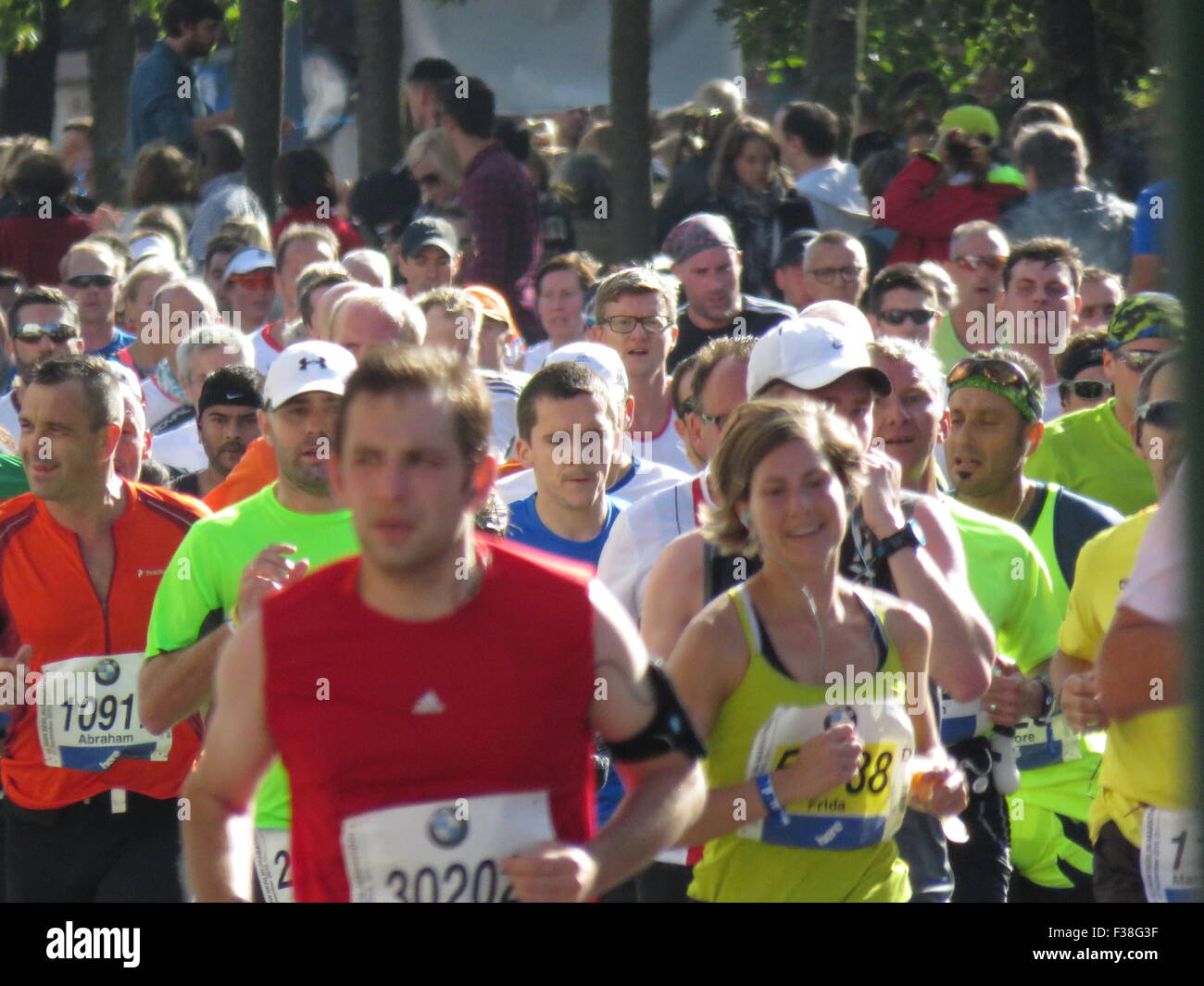 Maratona BMW di Berlino 2015: Corridori internazionali, folle di tifosi, porta di Brandeburgo e vivace atmosfera cittadina durante l'iconico evento sportivo Foto Stock