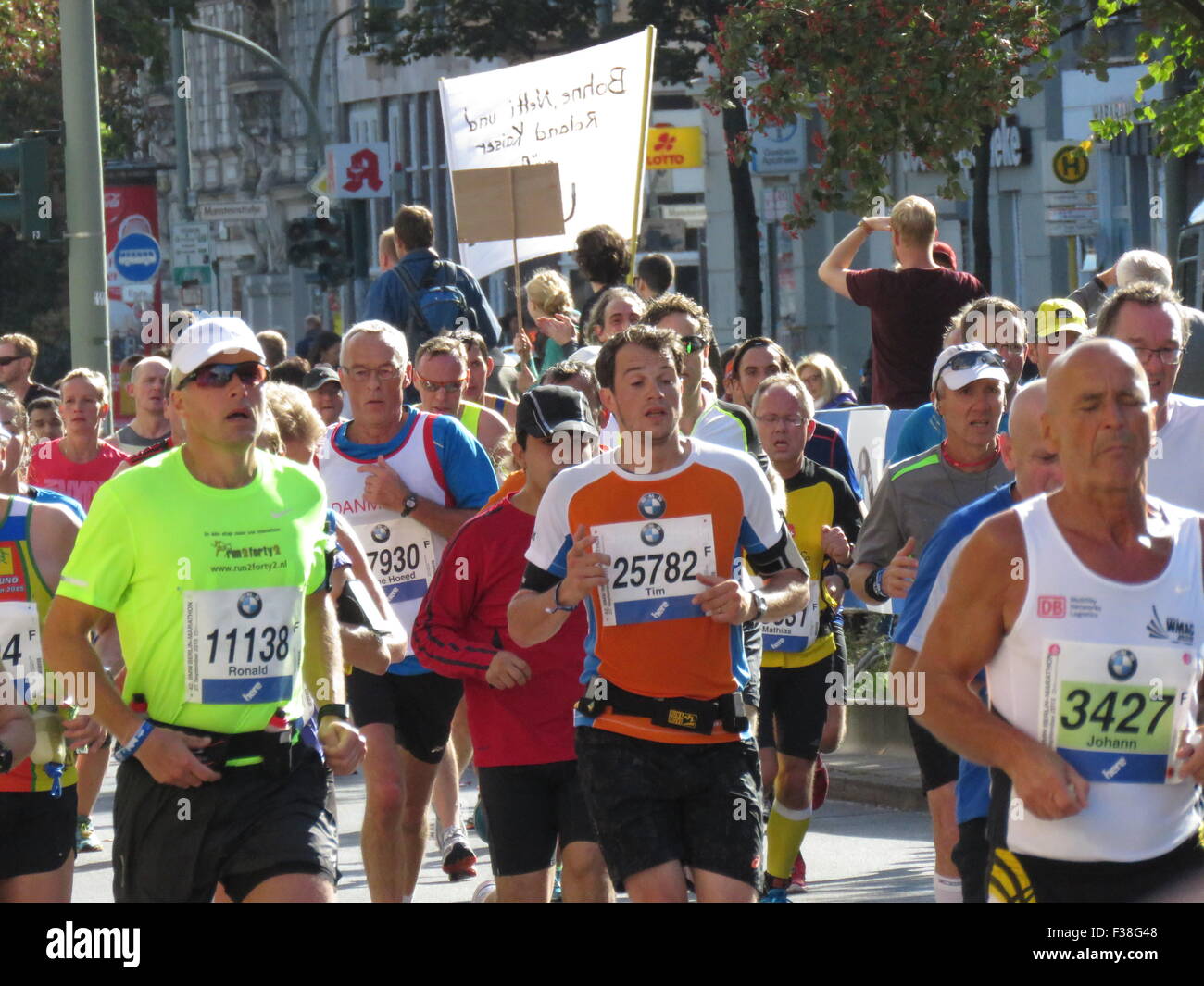 Maratona BMW di Berlino 2015: Corridori internazionali, folle di tifosi, porta di Brandeburgo e vivace atmosfera cittadina durante l'iconico evento sportivo Foto Stock