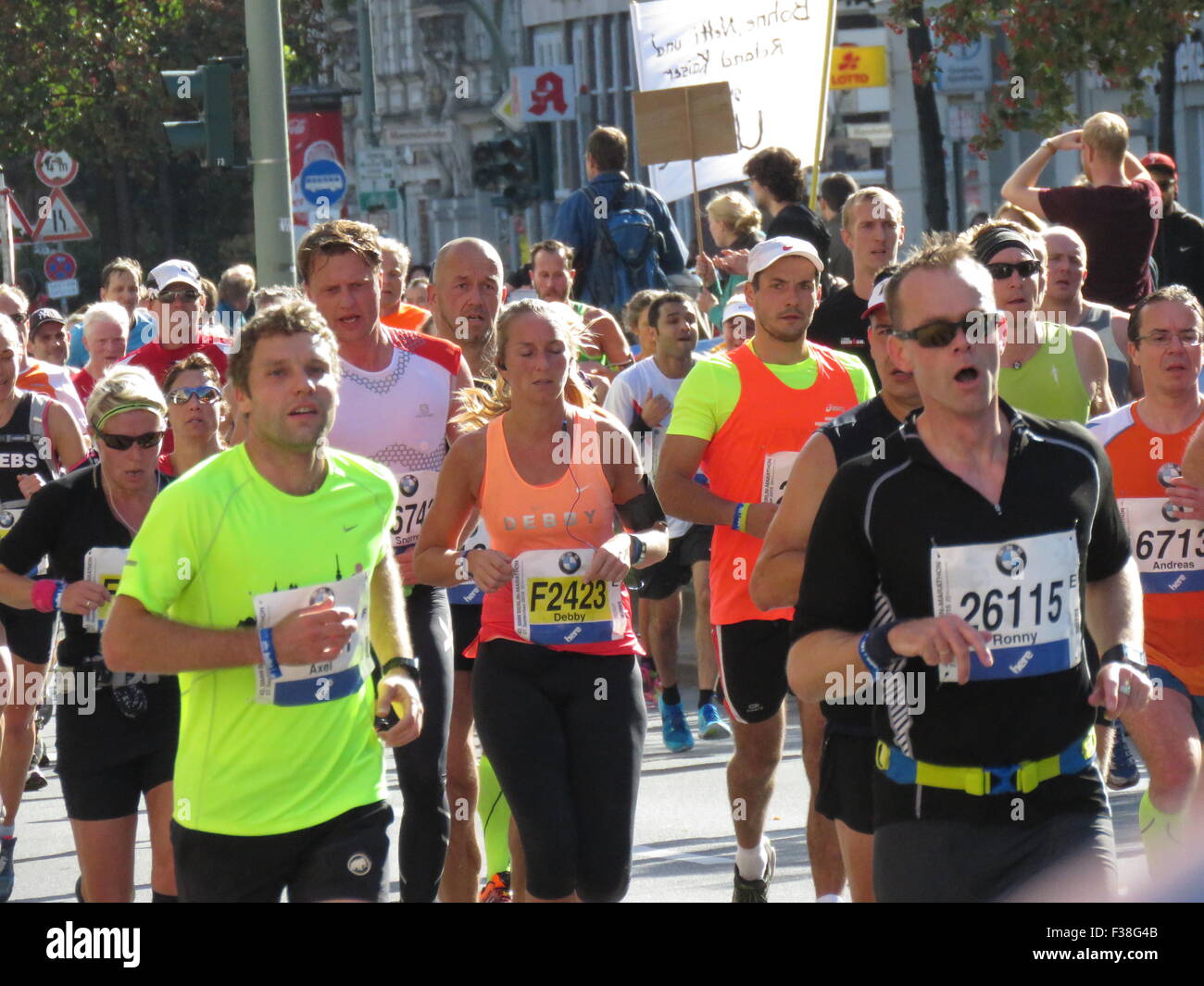 Maratona BMW di Berlino 2015: Corridori internazionali, folle di tifosi, porta di Brandeburgo e vivace atmosfera cittadina durante l'iconico evento sportivo Foto Stock