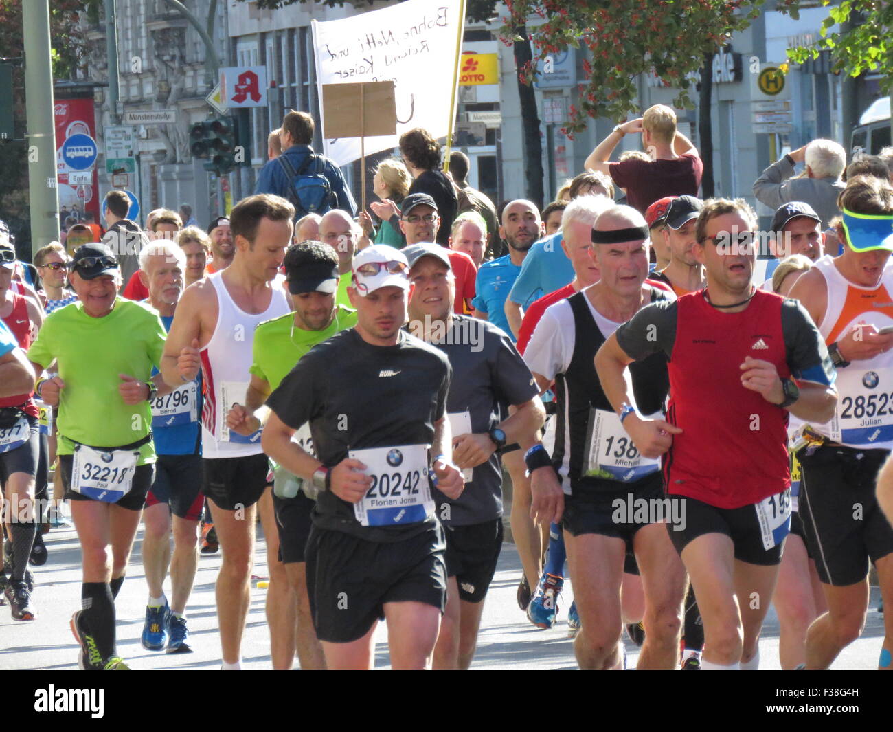 Maratona BMW di Berlino 2015: Corridori internazionali, folle di tifosi, porta di Brandeburgo e vivace atmosfera cittadina durante l'iconico evento sportivo Foto Stock