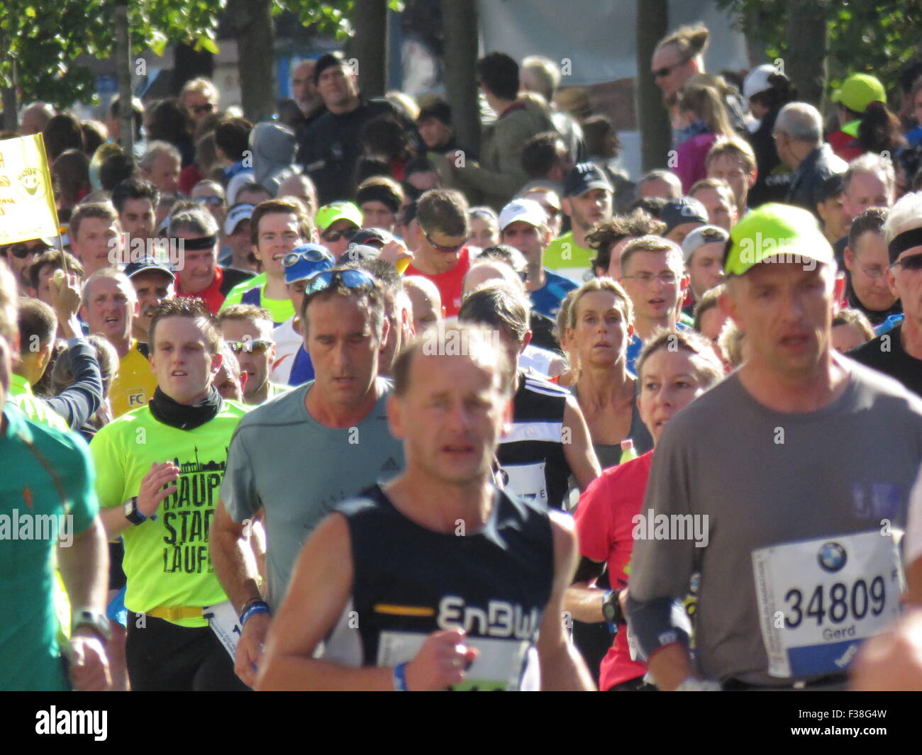Maratona BMW di Berlino 2015: Corridori internazionali, folle di tifosi, porta di Brandeburgo e vivace atmosfera cittadina durante l'iconico evento sportivo Foto Stock