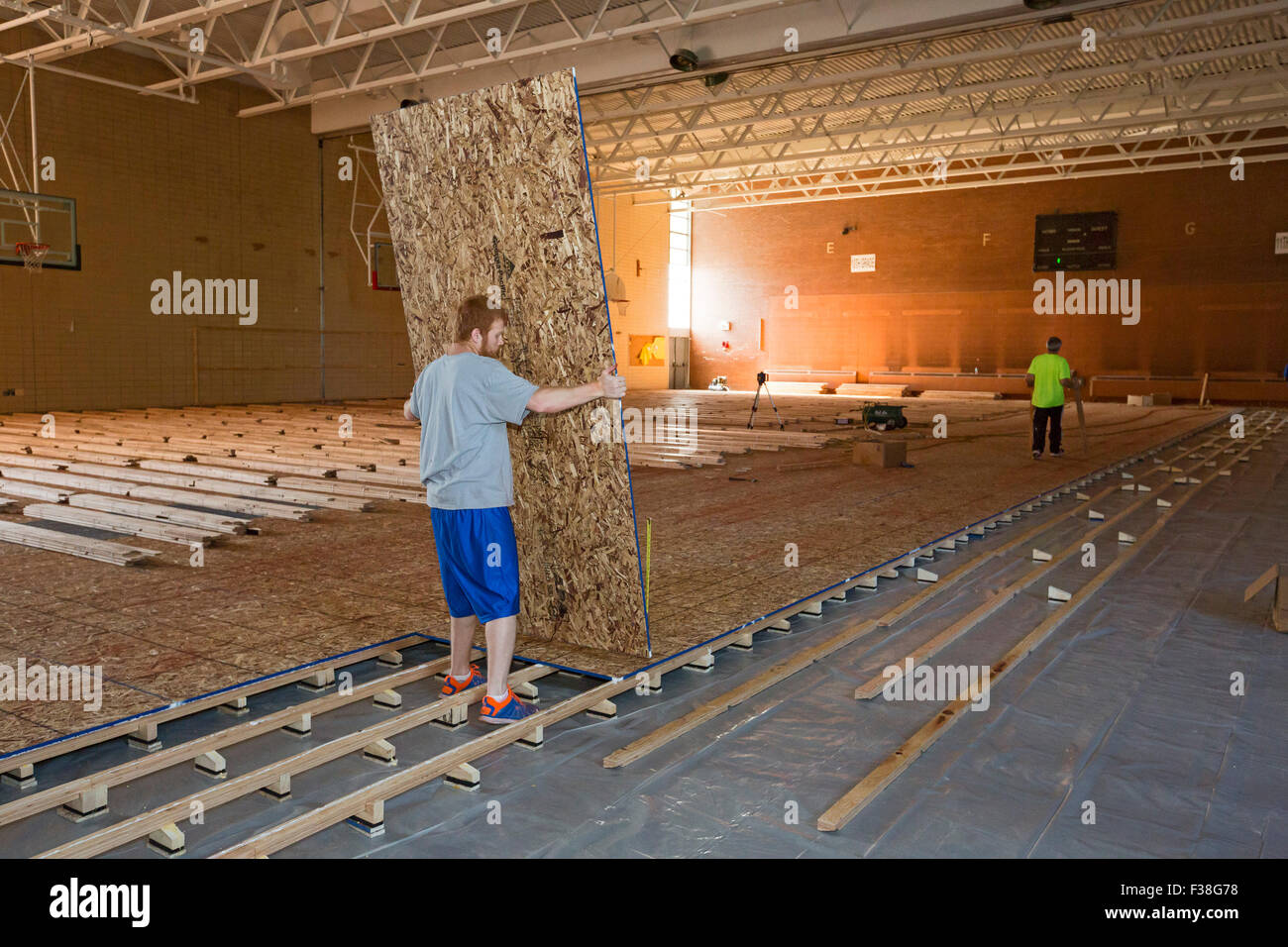 Detroit, Michigan - Vita rimodellato, una organizzazione non profit, installa un nuovo pavimento in Osborn High School palestra. Foto Stock