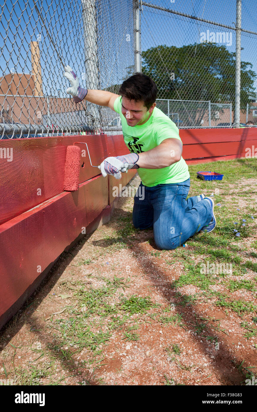 Detroit, Michigan - Volontari dalla vita rimodellato, una organizzazione non profit, vernice il baseball antiretro a Osborn Alta scuola Foto Stock