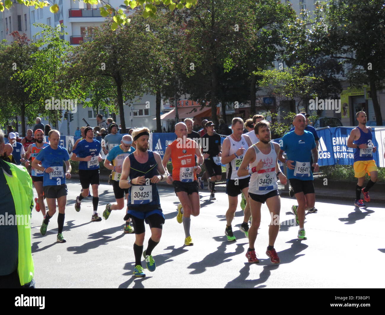 Maratona BMW di Berlino 2015: Corridori internazionali, folle di tifosi, porta di Brandeburgo e vivace atmosfera cittadina durante l'iconico evento sportivo Foto Stock
