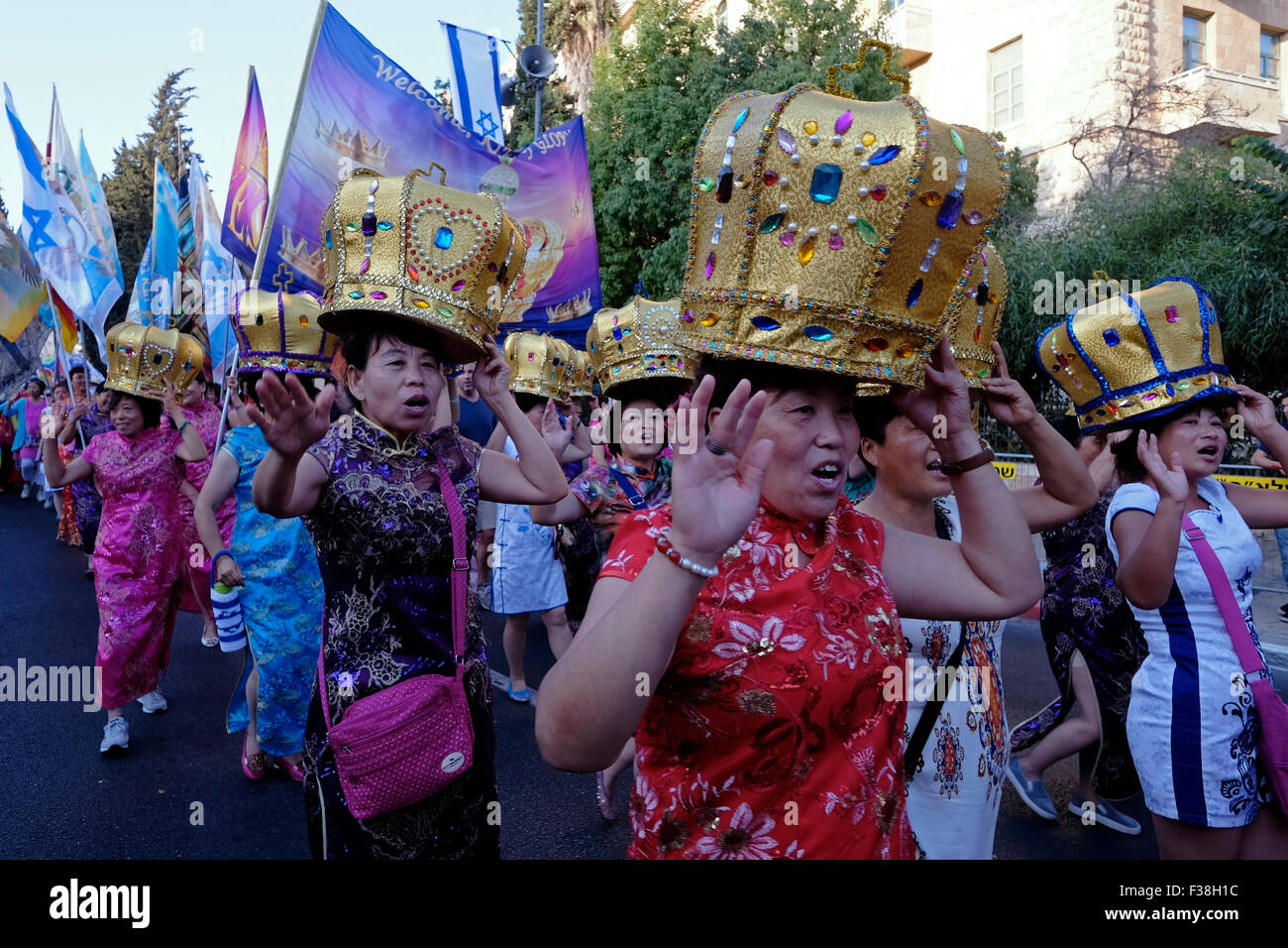 I cristiani evangelici provenienti dalla Cina partecipano all'annuale marcia di Gerusalemme durante la festa dei Tabernacoli di Sukkot per mostrare il loro amore per il popolo ebraico e lo Stato di Israele. La sfilata è ospitata dall'Ambasciata Internazionale Cristiana di Gerusalemme (ICEJ) e attira migliaia di cristiani da tutto il mondo a sostegno di Israele. Foto Stock