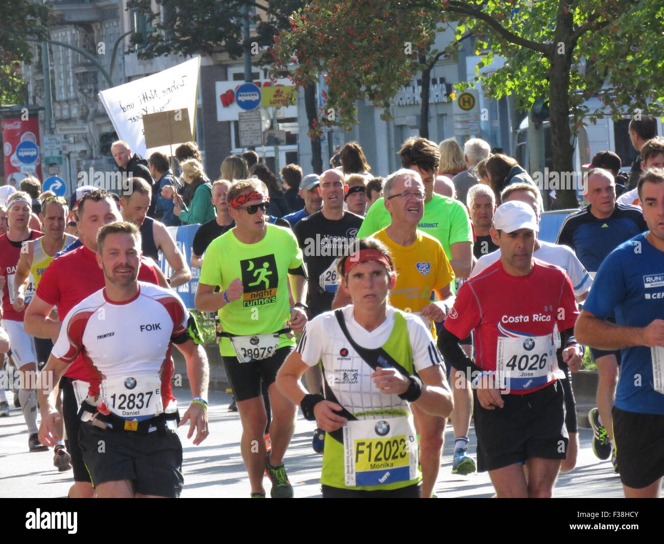 Maratona BMW di Berlino 2015: Corridori internazionali, folle di tifosi, porta di Brandeburgo e vivace atmosfera cittadina durante l'iconico evento sportivo Foto Stock