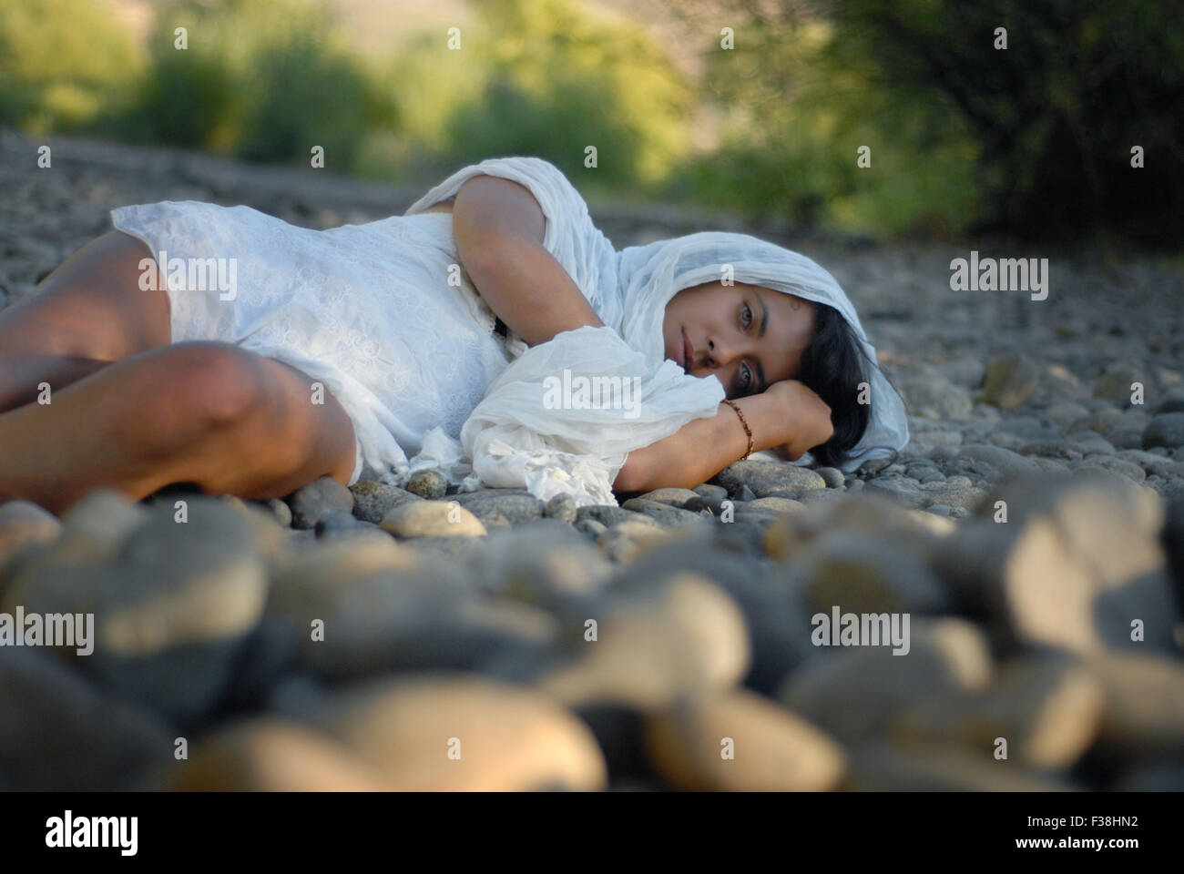 Ragazza esotici Arabian guarda come gli occhi verdi che stabilisce sul pavimento Foto Stock