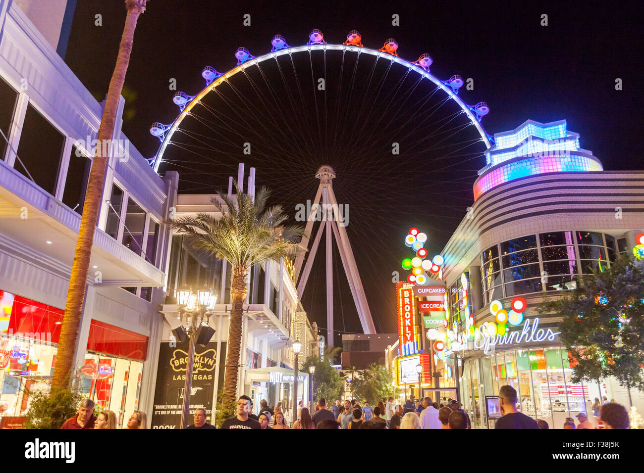 Una vista notturna della alta rullo ruota panoramica Ferris a Las Vegas, Nevada. Foto Stock
