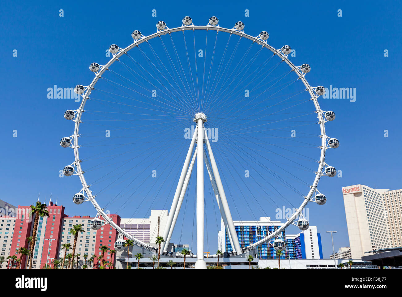 Una vista diurna di alta rullo ruota panoramica Ferris durante il giorno. Foto Stock