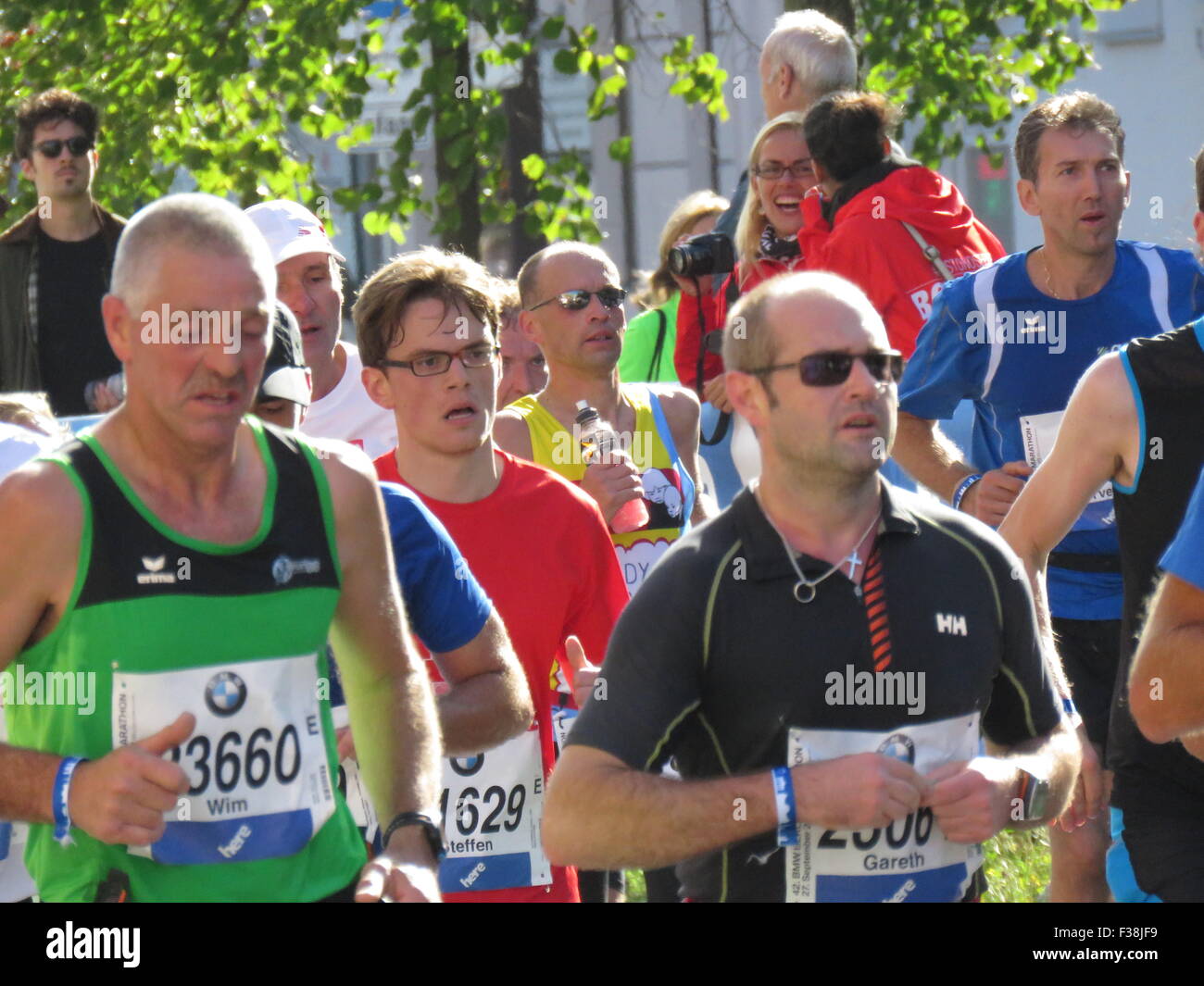 Maratona BMW di Berlino 2015: Corridori internazionali, folle di tifosi, porta di Brandeburgo e vivace atmosfera cittadina durante l'iconico evento sportivo Foto Stock
