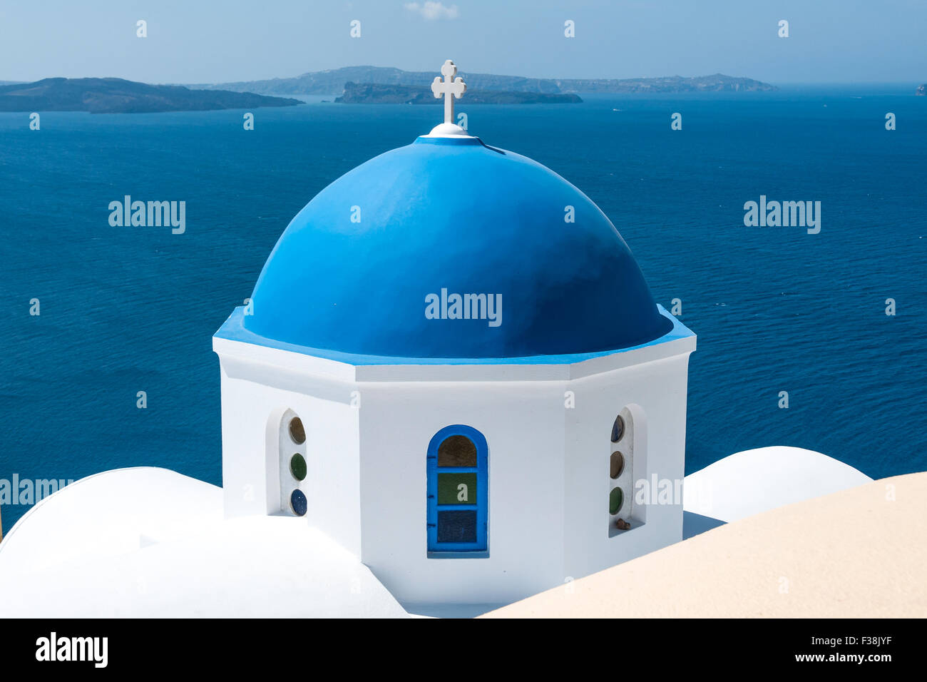 Chiesa a cupola in Oia a Santorini in una giornata di sole Foto Stock