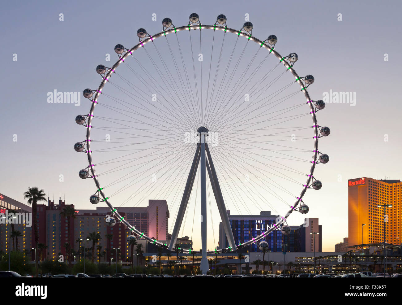Una vista serale della alta rullo ruota panoramica Ferris a Las Vegas, Nevada. Foto Stock