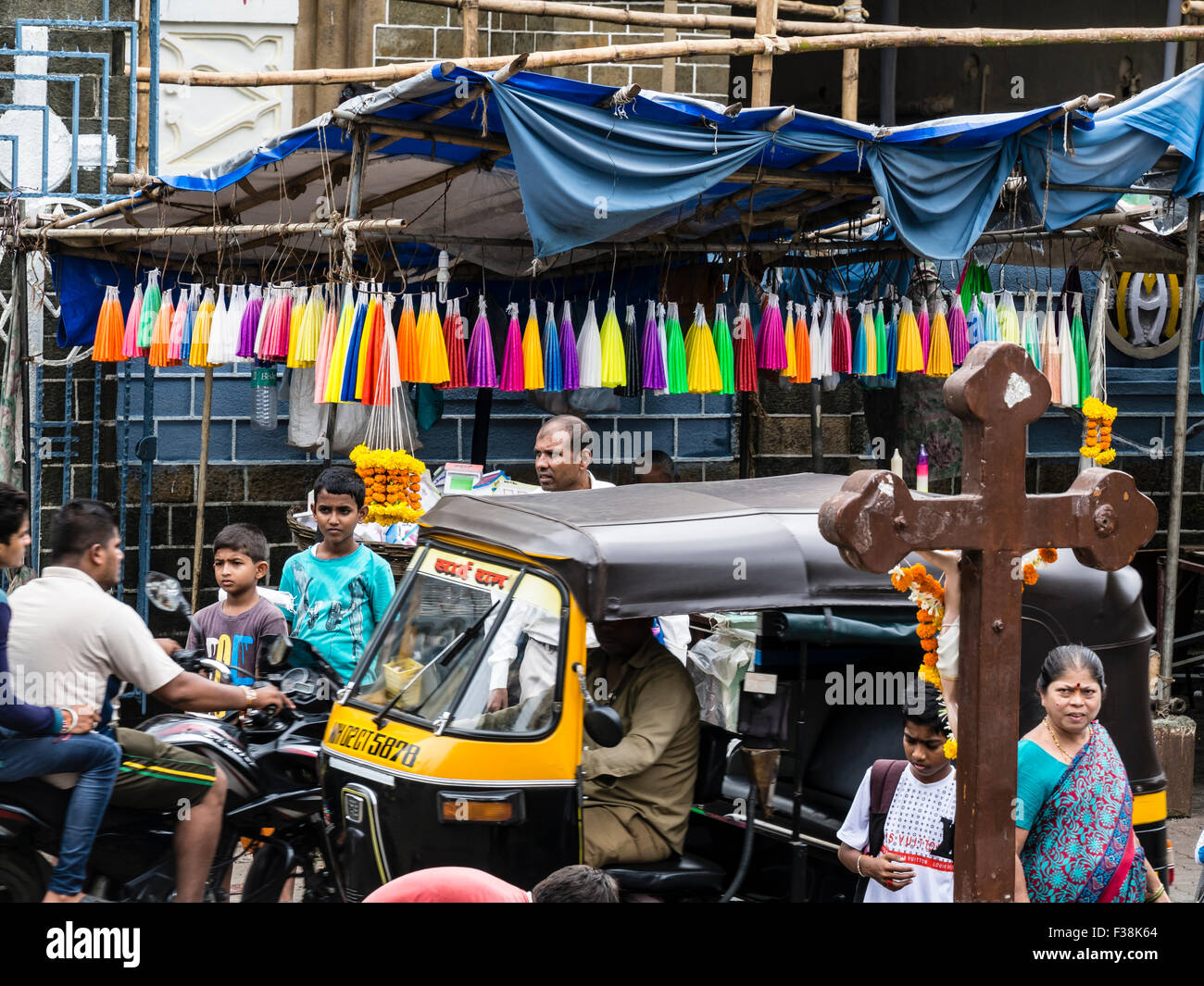 Shop nella chiesa di S. Maria, motore rikscha, Mumbai, India Foto Stock