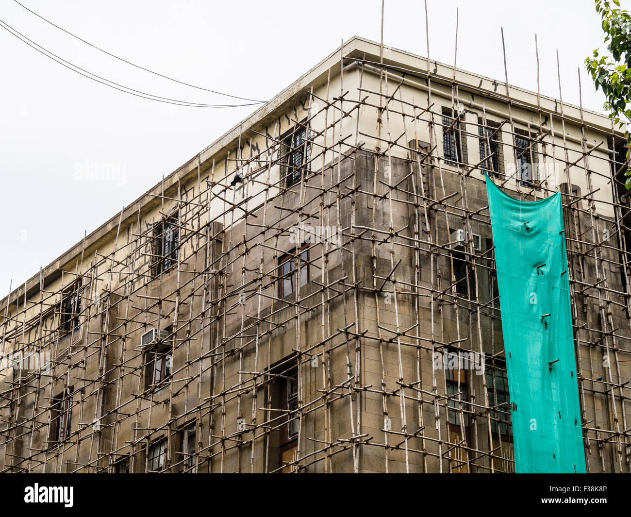 Lavori di costruzione, impalcatura di bambù, edificio centrale di Mumbai, il Mahatma Gandhi Road, Mumbai, India Foto Stock
