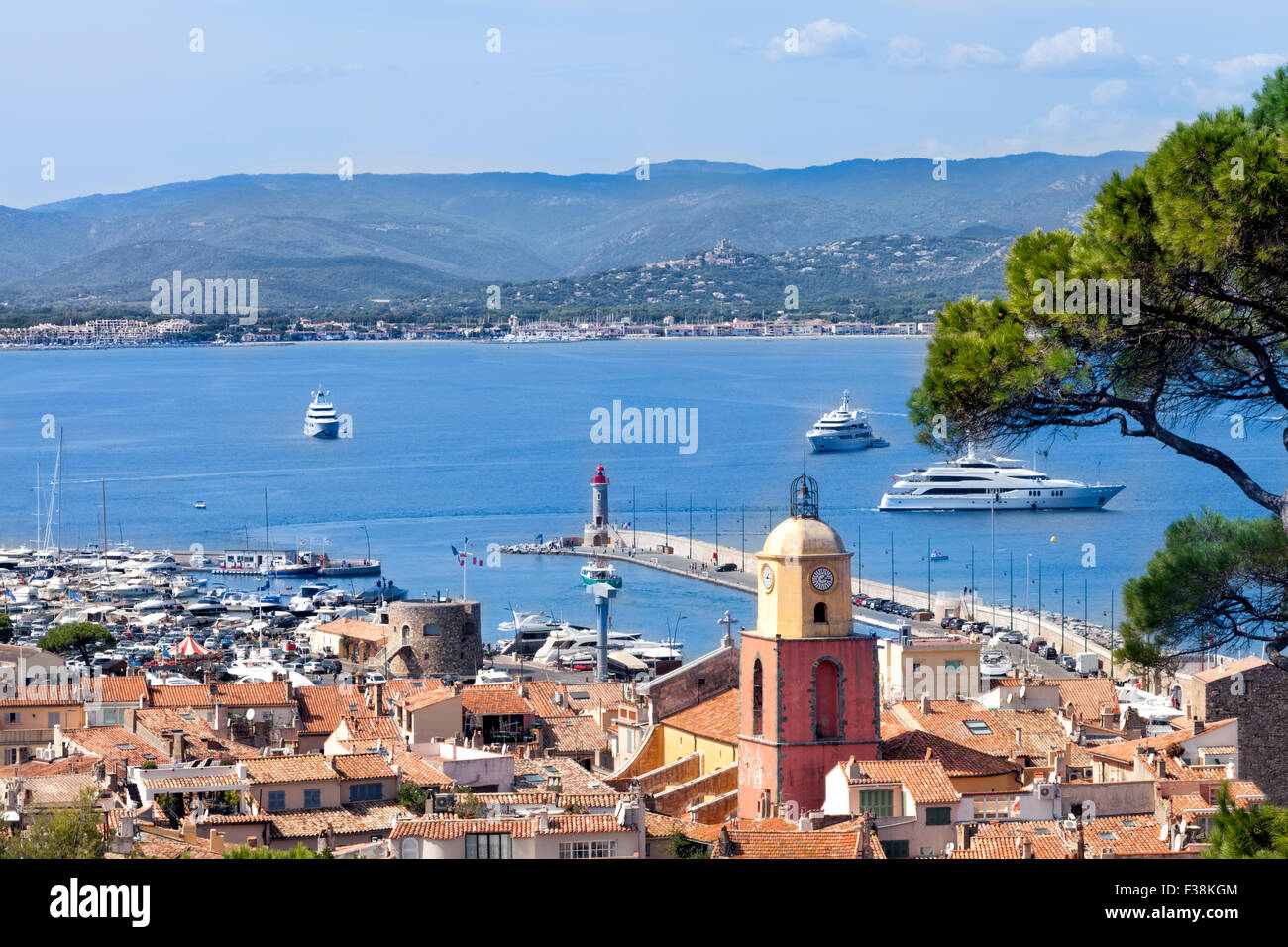 Vista superiore del famoso villaggio di pescatori di St Tropez in Costa Azzurra e mare con super yacht Foto Stock