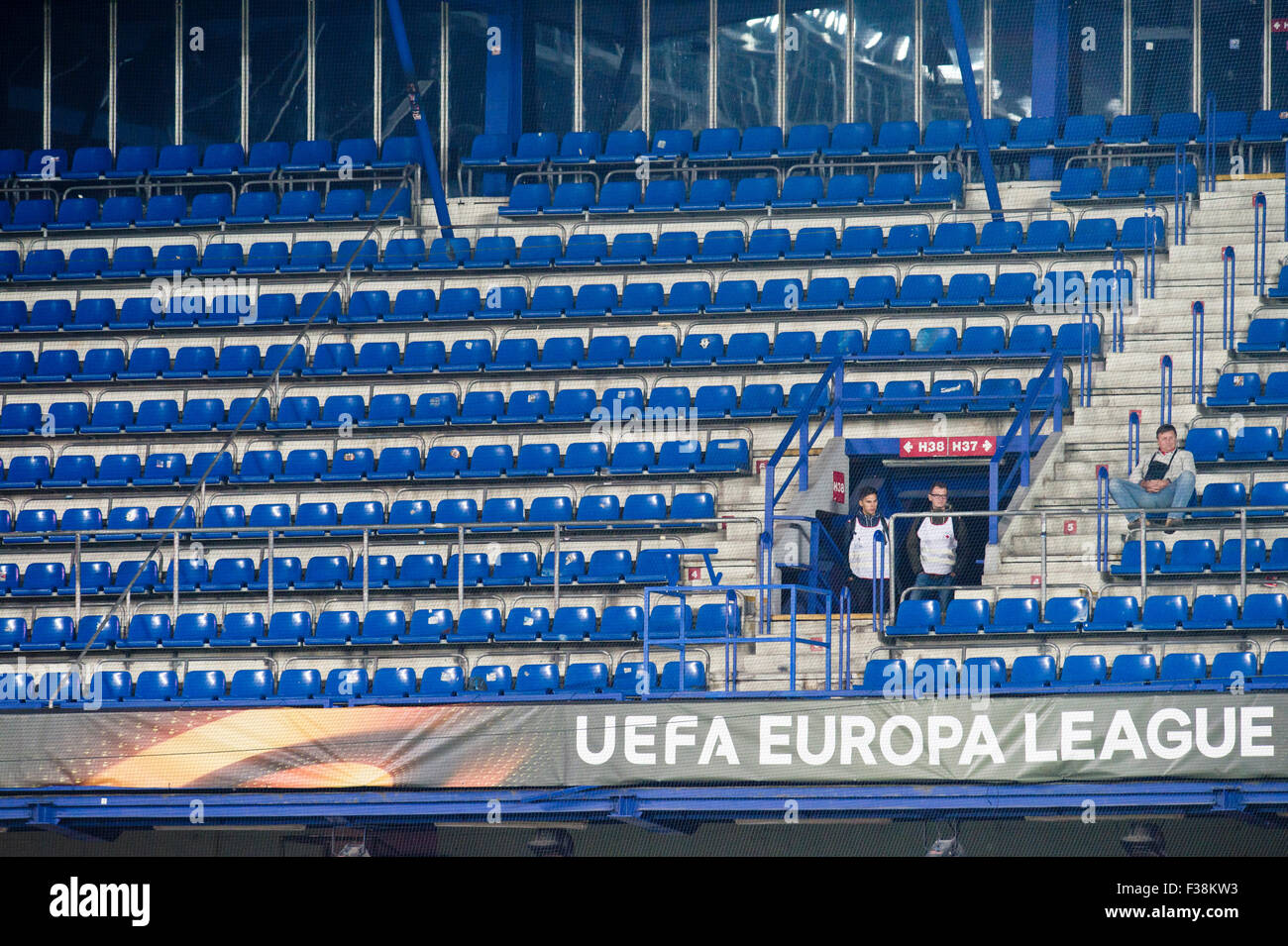 Praga, Repubblica Ceca. 1 Ott 2015. La squadra ceca Sparta Praha non hanno ventilatori durante il secondo turno, gruppo K, la UEFA Europa League AC Sparta Praha vs Bologna Nicosia a Praga, Repubblica Ceca, giovedì 1 ottobre 2015. Fan ha deciso di protestare contro di finanziare il sostegno ai rifugiati da biglietti. Credito: Vit Simanek/CTK foto/Alamy Live News Foto Stock