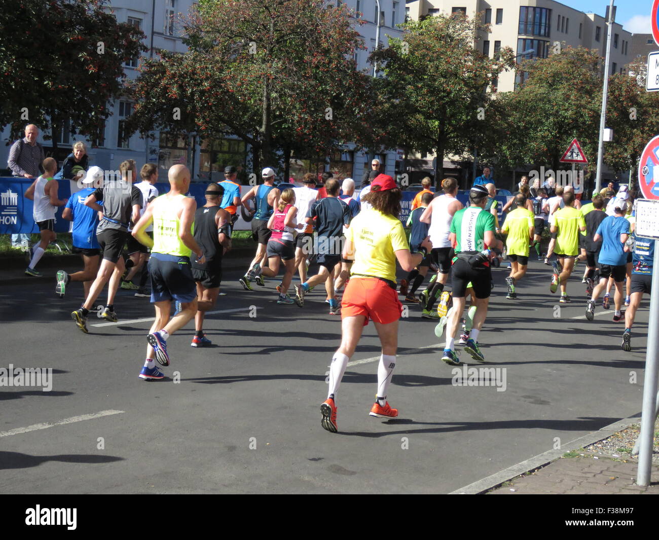Maratona BMW di Berlino 2015: Corridori internazionali, folle di tifosi, porta di Brandeburgo e vivace atmosfera cittadina durante l'iconico evento sportivo Foto Stock