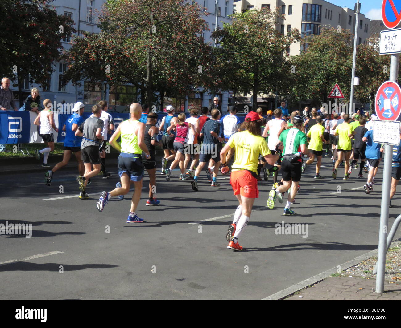 Maratona BMW di Berlino 2015: Corridori internazionali, folle di tifosi, porta di Brandeburgo e vivace atmosfera cittadina durante l'iconico evento sportivo Foto Stock
