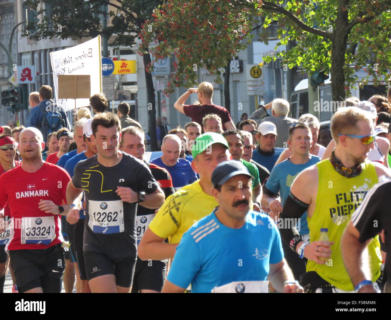 Maratona BMW di Berlino 2015: Corridori internazionali, folle di tifosi, porta di Brandeburgo e vivace atmosfera cittadina durante l'iconico evento sportivo Foto Stock