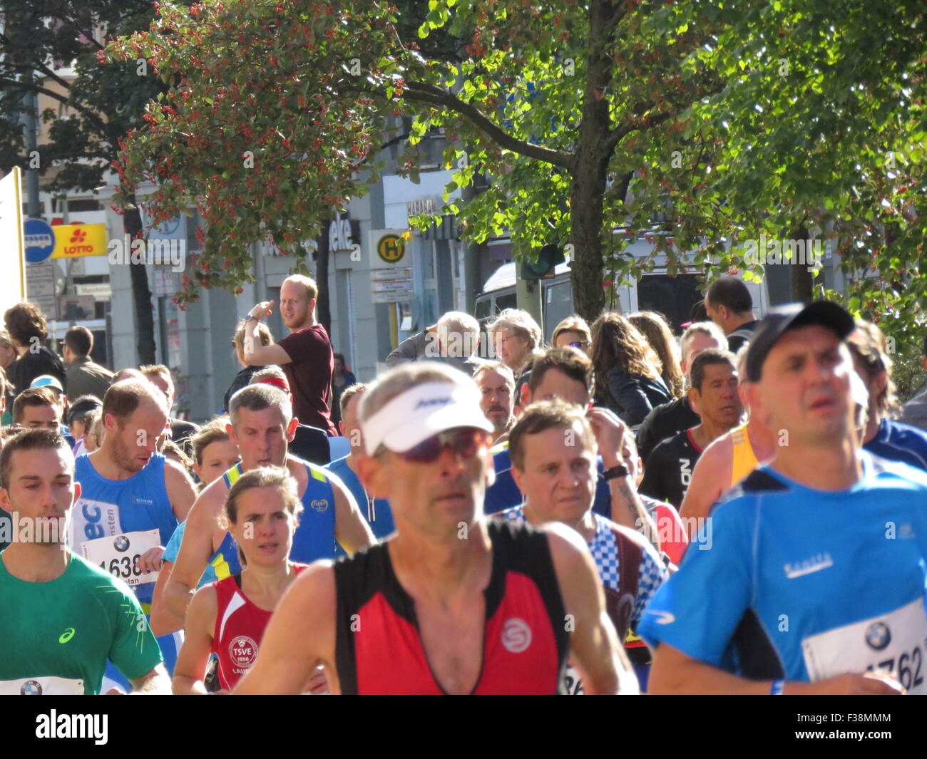 Maratona BMW di Berlino 2015: Corridori internazionali, folle di tifosi, porta di Brandeburgo e vivace atmosfera cittadina durante l'iconico evento sportivo Foto Stock